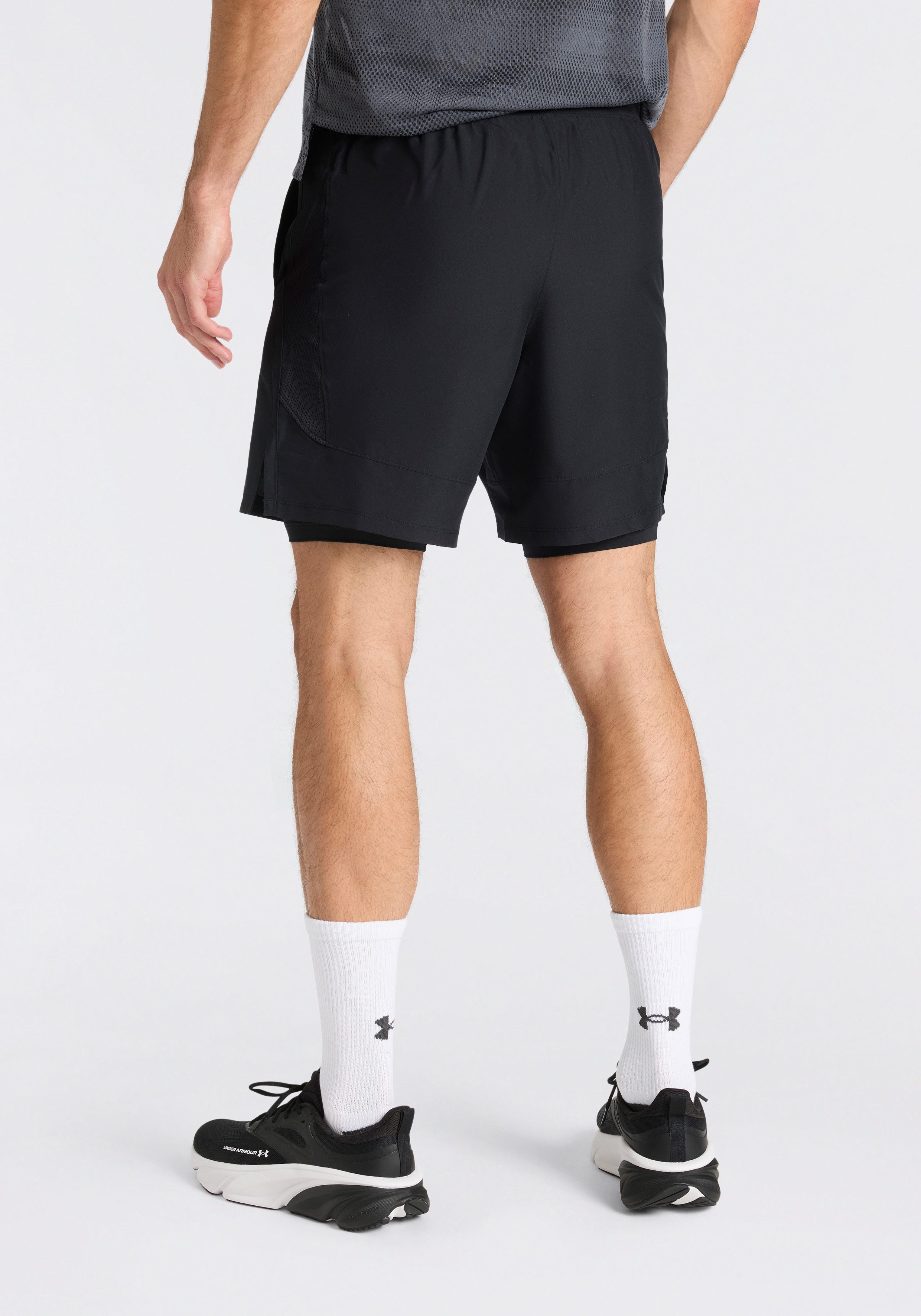 Under Armour® 2-in-1-Shorts UA LAUNCH 7 2-IN-1 SHORTS für vielseitige Aktivitäten, leichtes Material