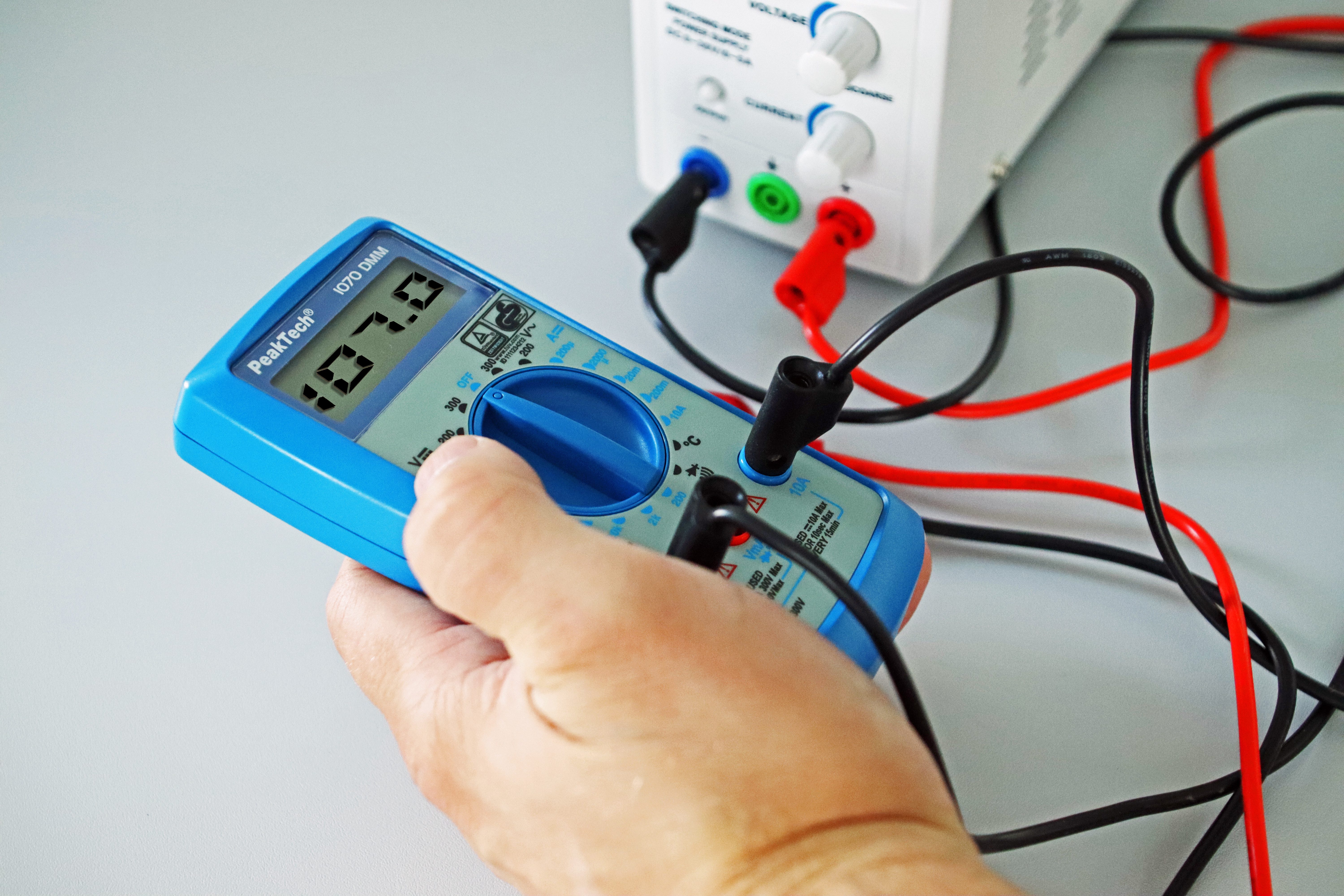 PeakTech Multimeter Digital DMM LCD-Display & Licht, Batterietester