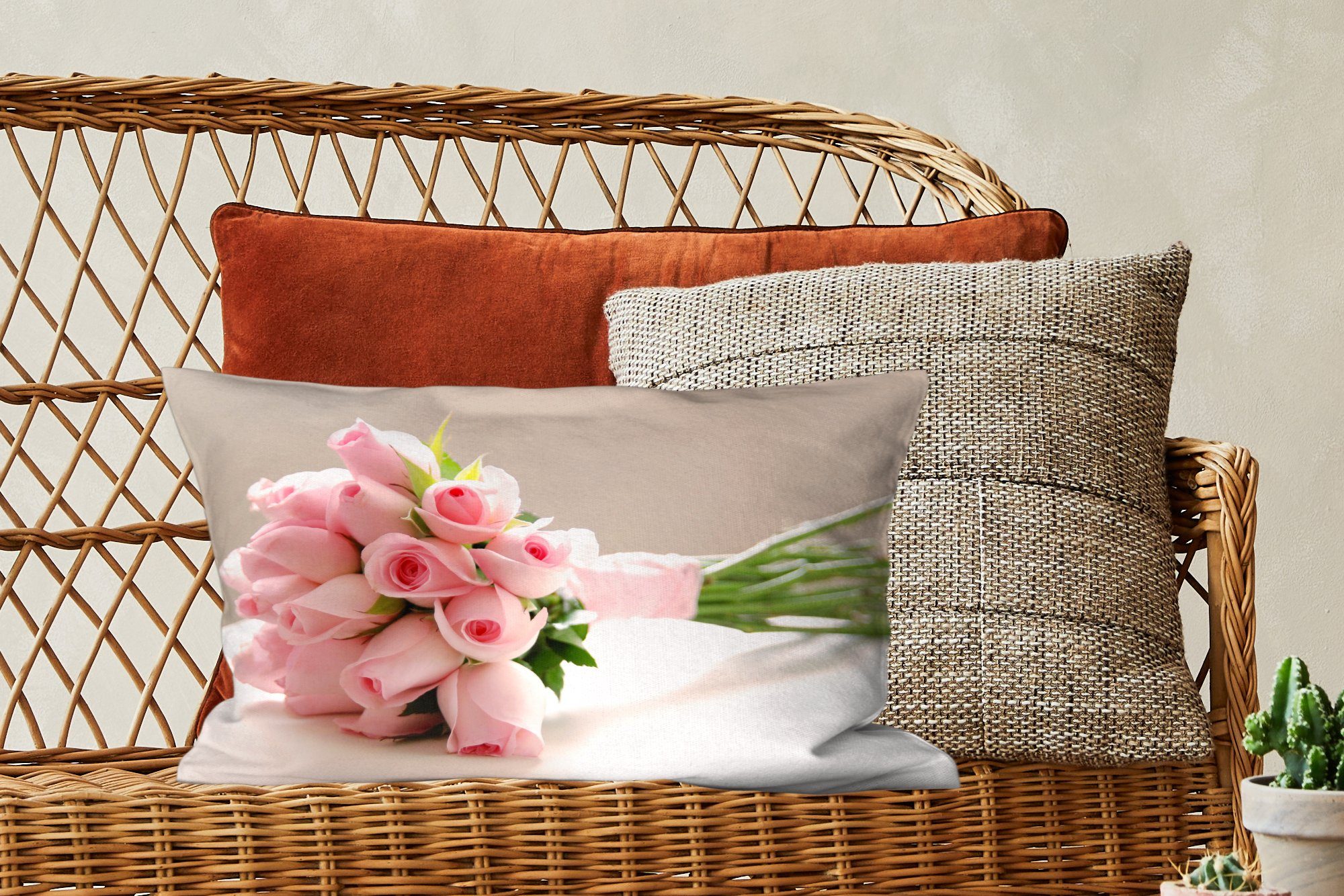 mit Dekokissen einem weißen Zierkissen, Blumenstrauß Ein Wohzimmer Füllung, aus Schlafzimmer MuchoWow auf Dekokissen Dekoration, Tisch, rosa Rosen