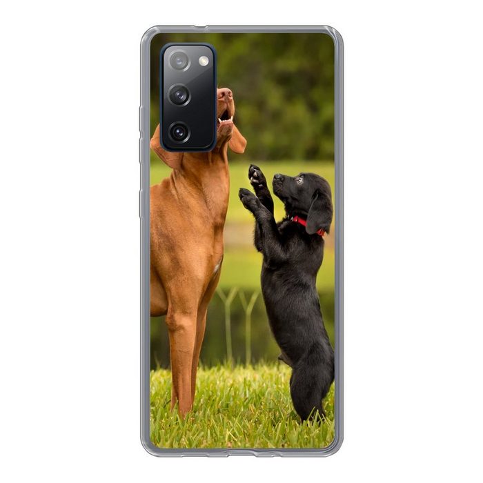 MuchoWow Handyhülle Ein Welpe spielt mit einem erwachsenen Hund Phone Case Handyhülle Samsung Galaxy S20 FE Silikon Schutzhülle