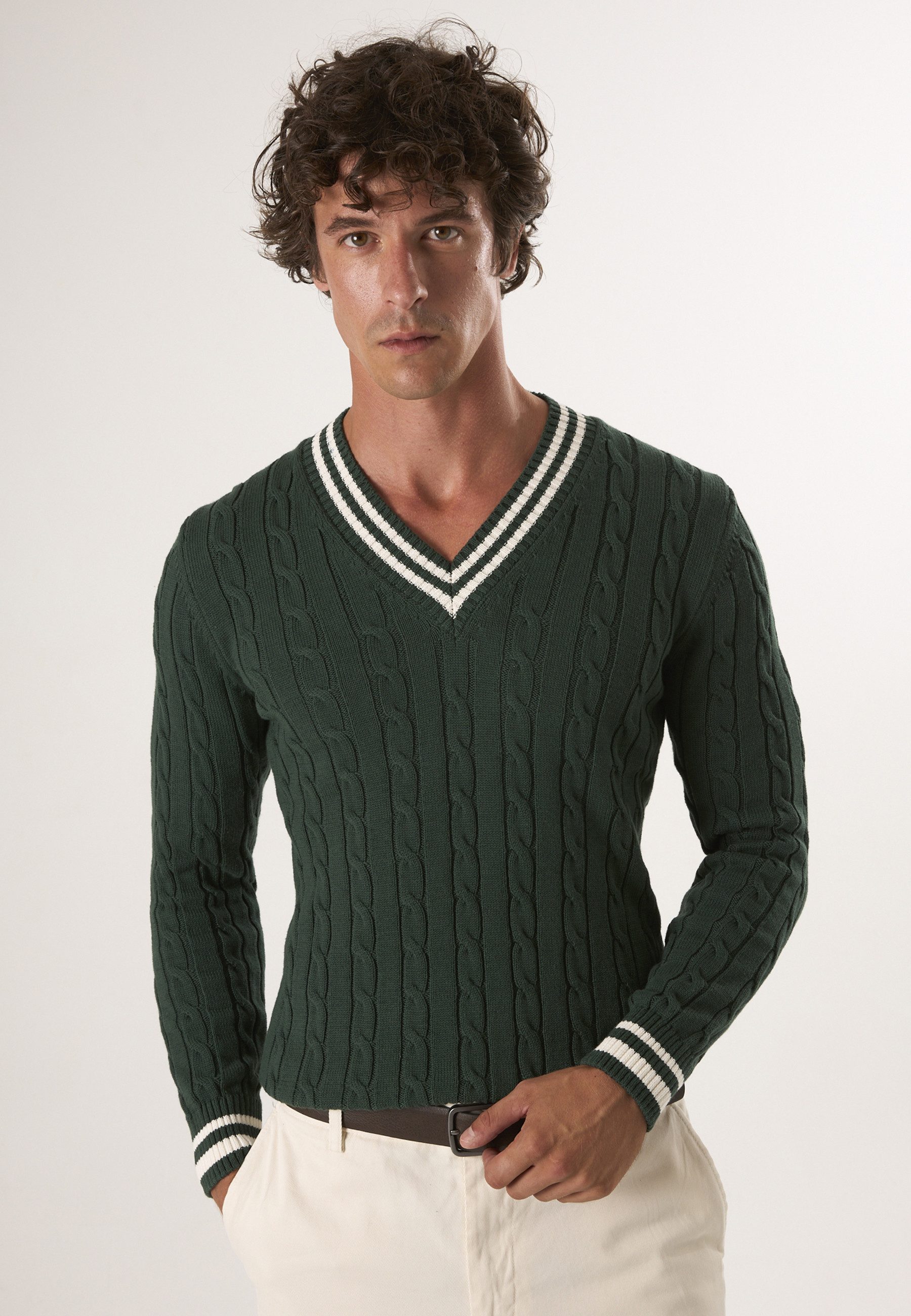 V-Ausschnitt-Pullover Basic-Pullover mit V-Ausschnitt und Zopfmuster