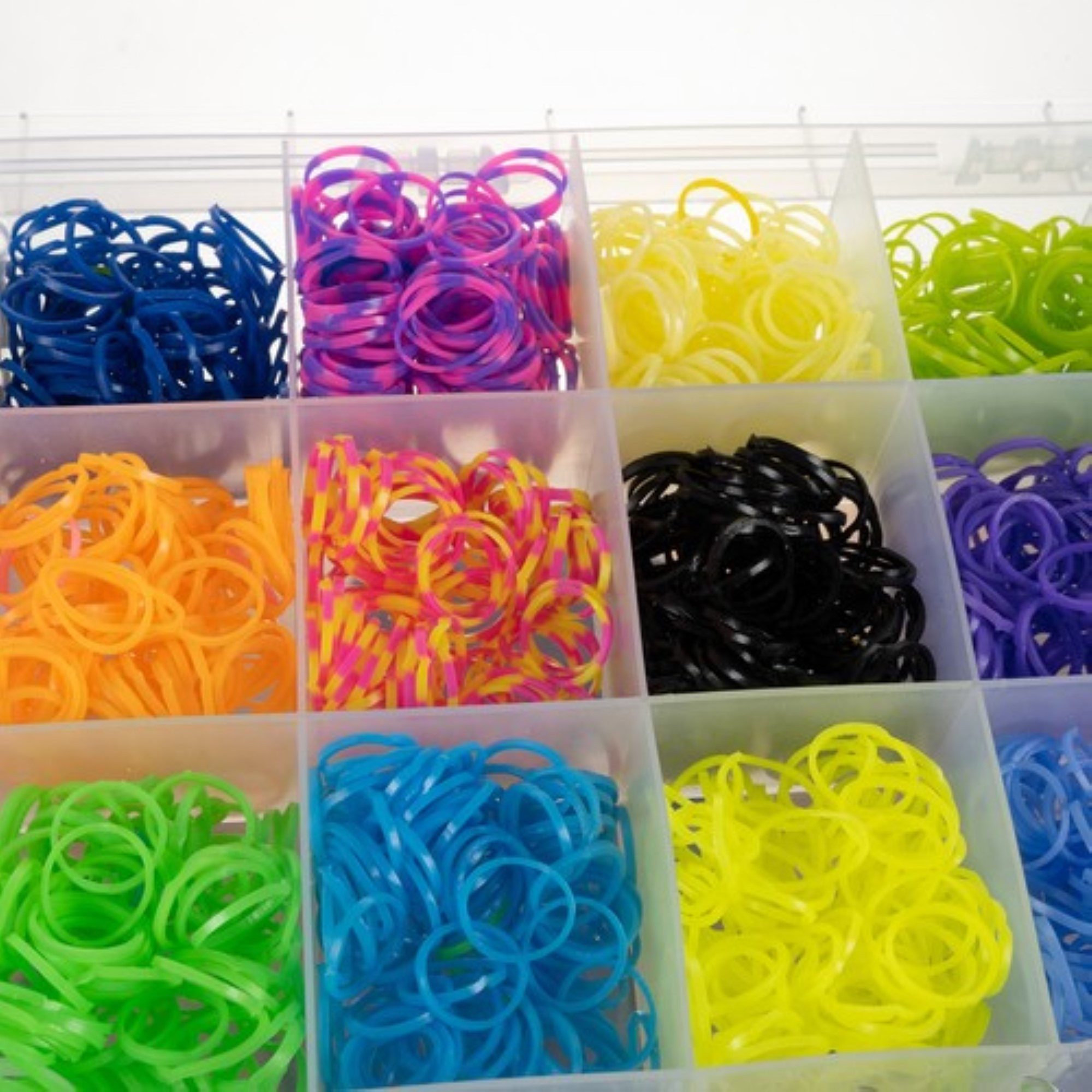 KRUZZEL Kreativset Loom Bands Gummibänder Starter Set, Webhaken, Webrahmen, (Kreativ-Set, 4400-tlg., 4400 Loom-Bänder Set), Kreatives Bastelset für vielfältige DIY-Projekte ab 3 Jahren.