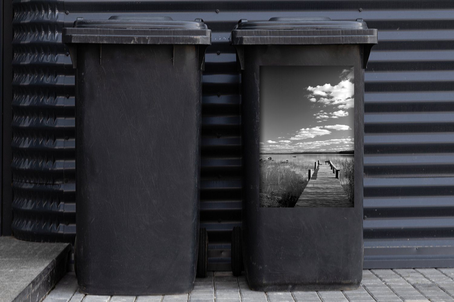 MuchoWow Wandsticker Kurzer Bootssteg (1 weiß schwarz in Abfalbehälter Container, und Mülltonne, Sticker, St), Finnland Mülleimer-aufkleber, 