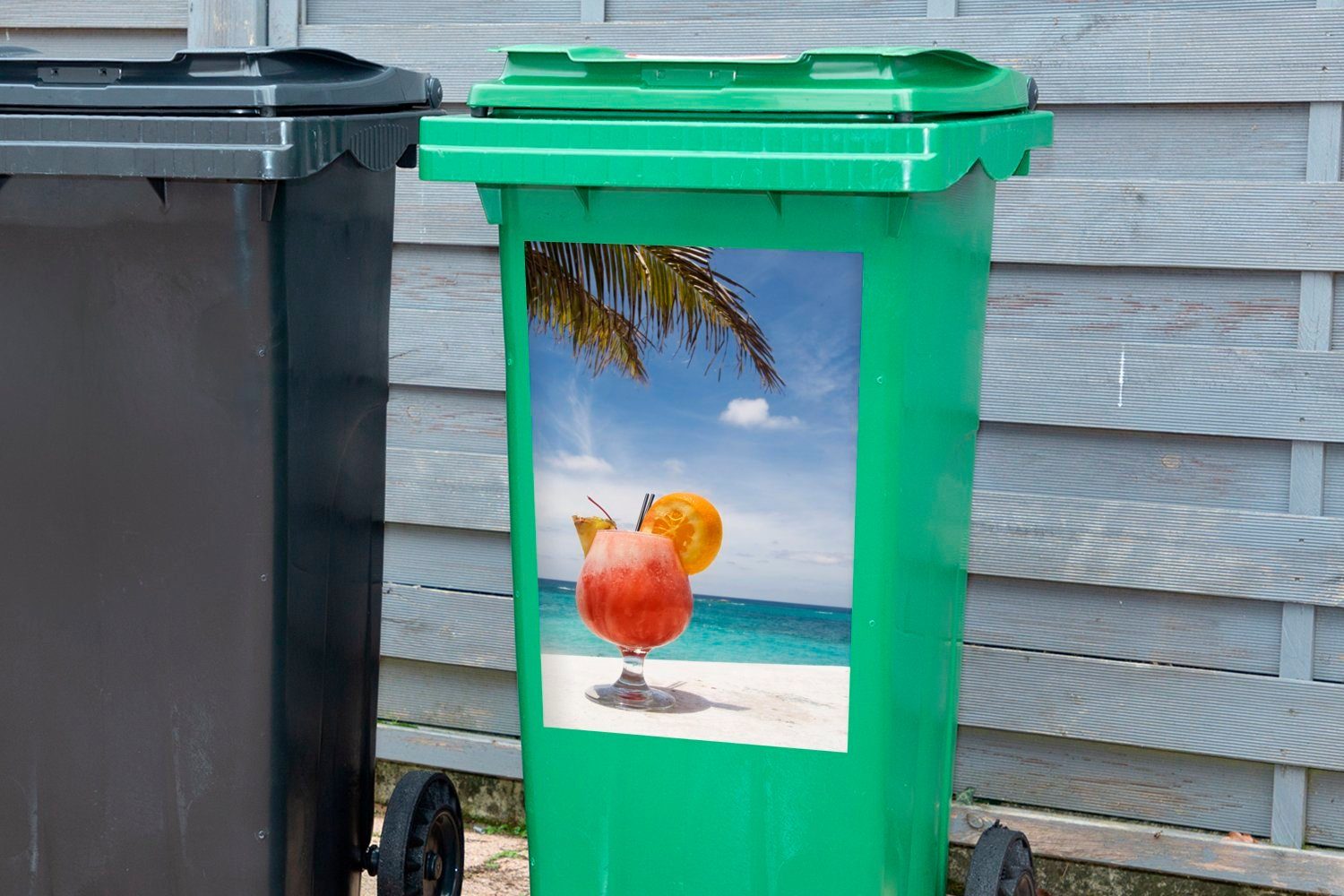 MuchoWow Wandsticker Bunte Cocktails am St), Sticker, Mülleimer-aufkleber, Abfalbehälter Meer (1 Mülltonne, an perlweißen Container, einem Strand