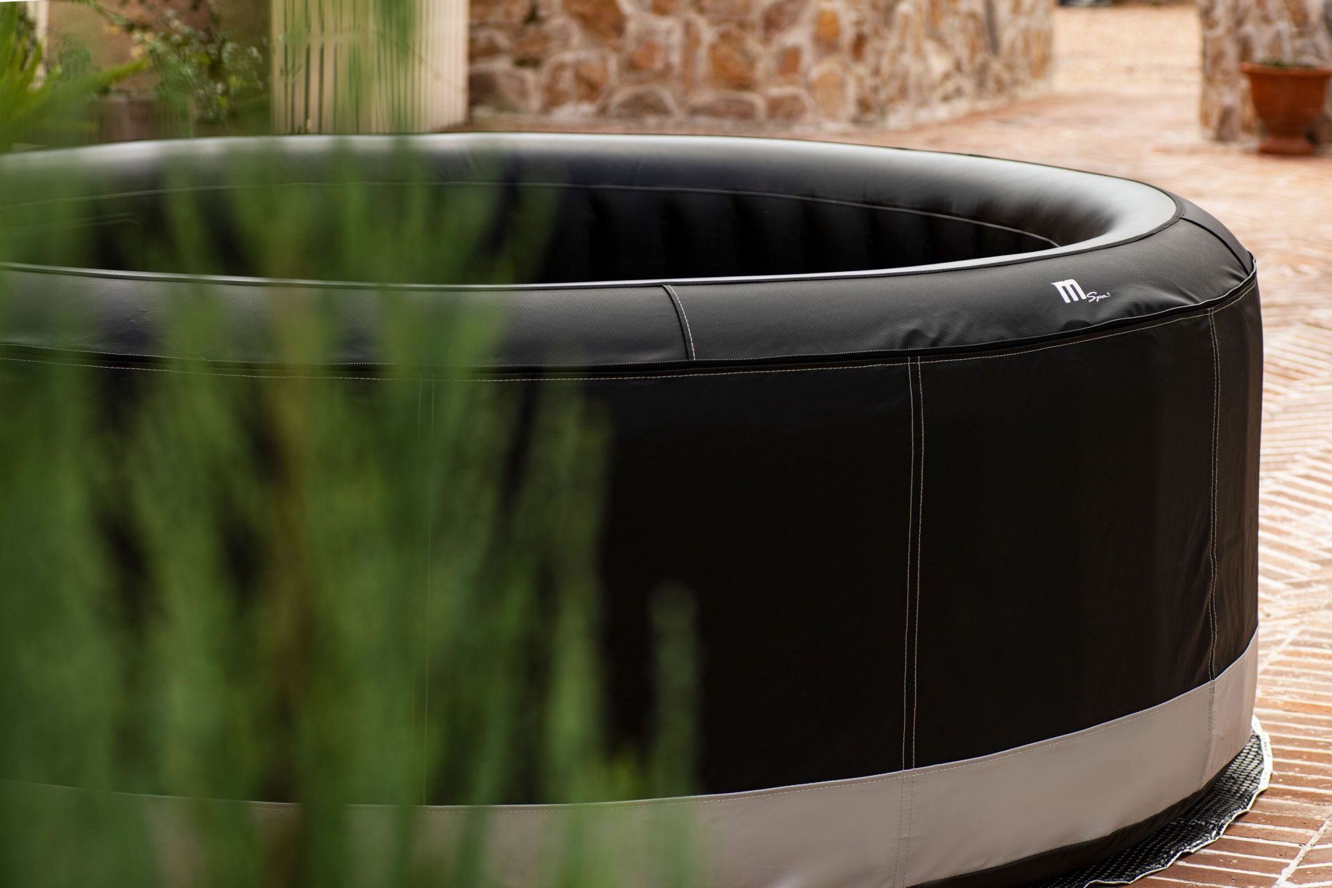 mSpa Whirlpool Premium CAMARO XL 2026- Ø 204 cm - ganzjährig Outdoor Pool - P-CA063, Selbstaufblasend, inkl. UVC+ Selbstreinigungsfunktion, 138 Luftdüsen, Schnellheizsystem
