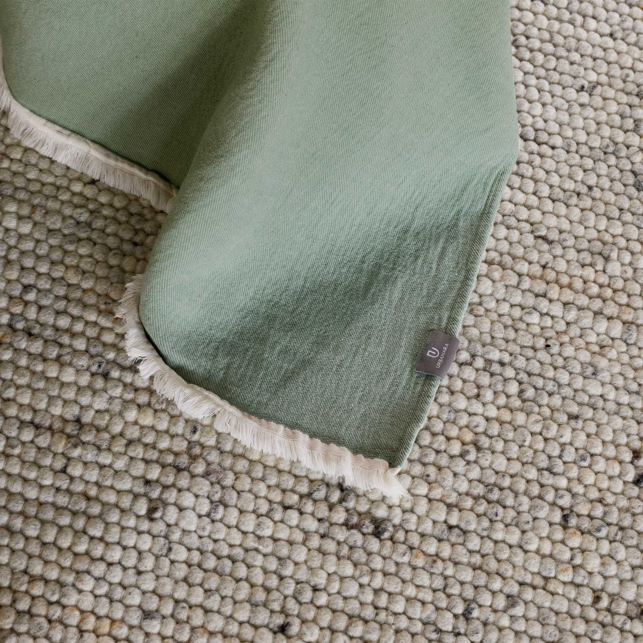 & Decke Baumwolle, Plaid Hafermilch 100% Tagesdecke Urbanara, Fransenkante Salbeigrün & - natürlichem Design & mit Nebelblau Fontao