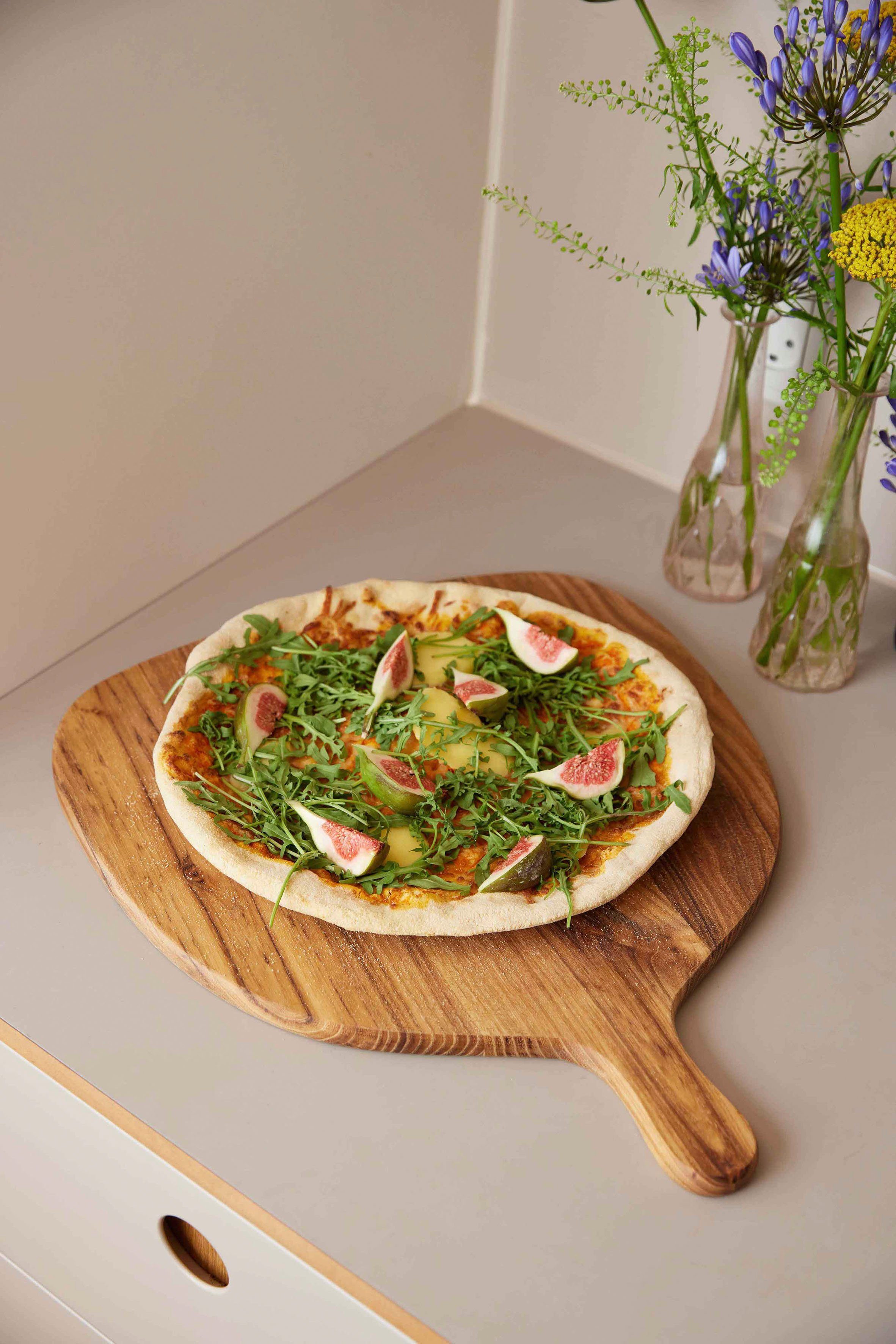 aida RAW Pizzaschneidebrett RAW Teak, Massivholz, organisches Design