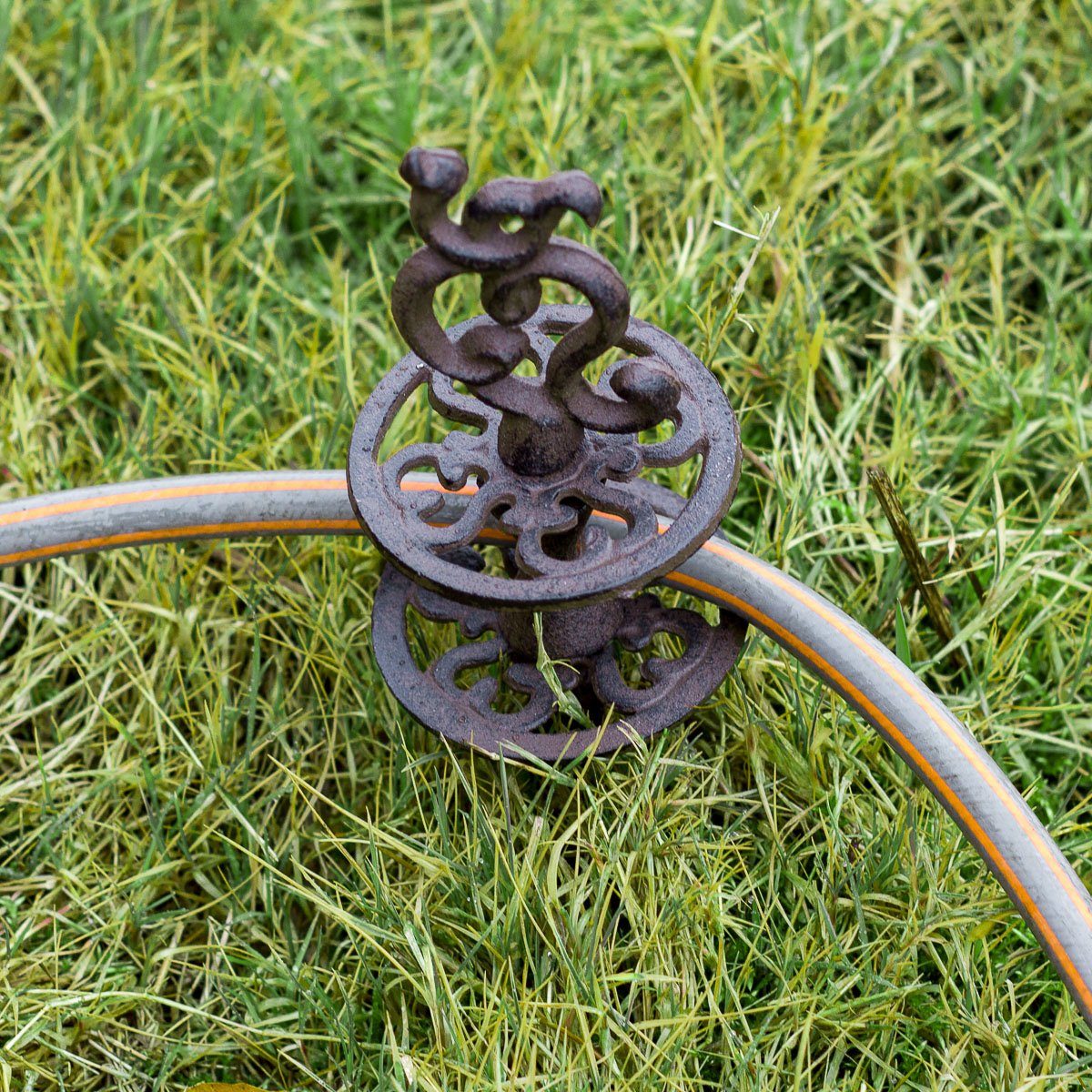 Antikas Gartenfigur Gartenschlauchführung aus Gusseisen, Schlauchführung mit Erdspieß