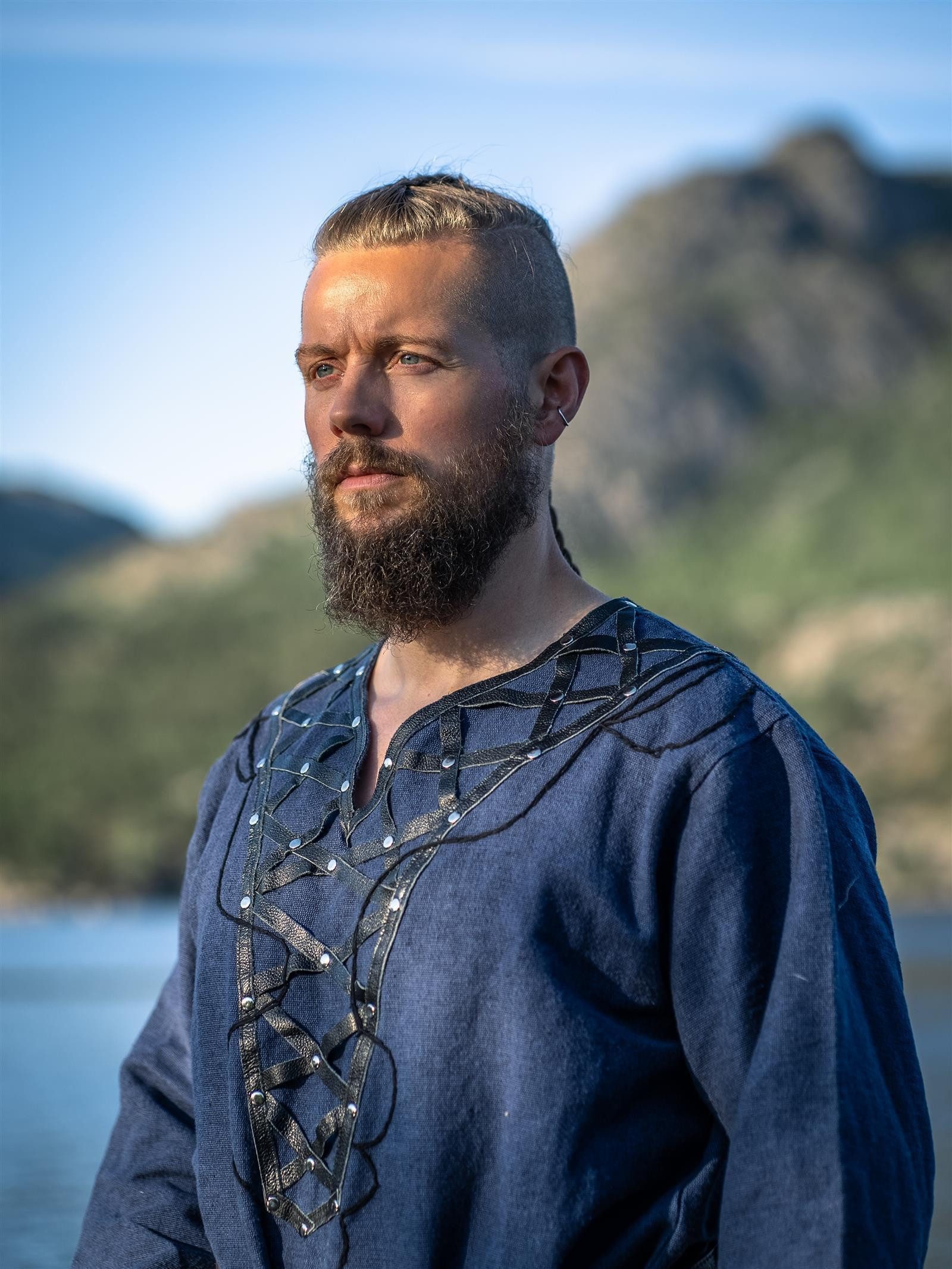 Leonardo Carbone Wikinger-Kostüm Tunika "Erik" mit Lederapplikationen, Nietenverzierung, raffinierter V-Ausschnitt