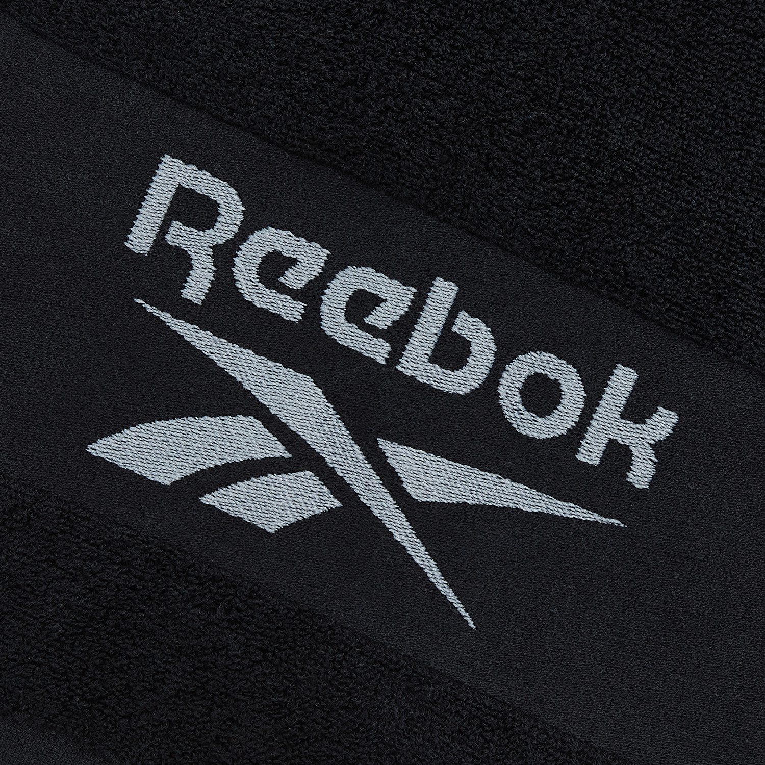 Reebok Sporthandtuch, Frotteevelours (1-St), Das markante Reebok-Logo setzt einen sportlichen Akzent.