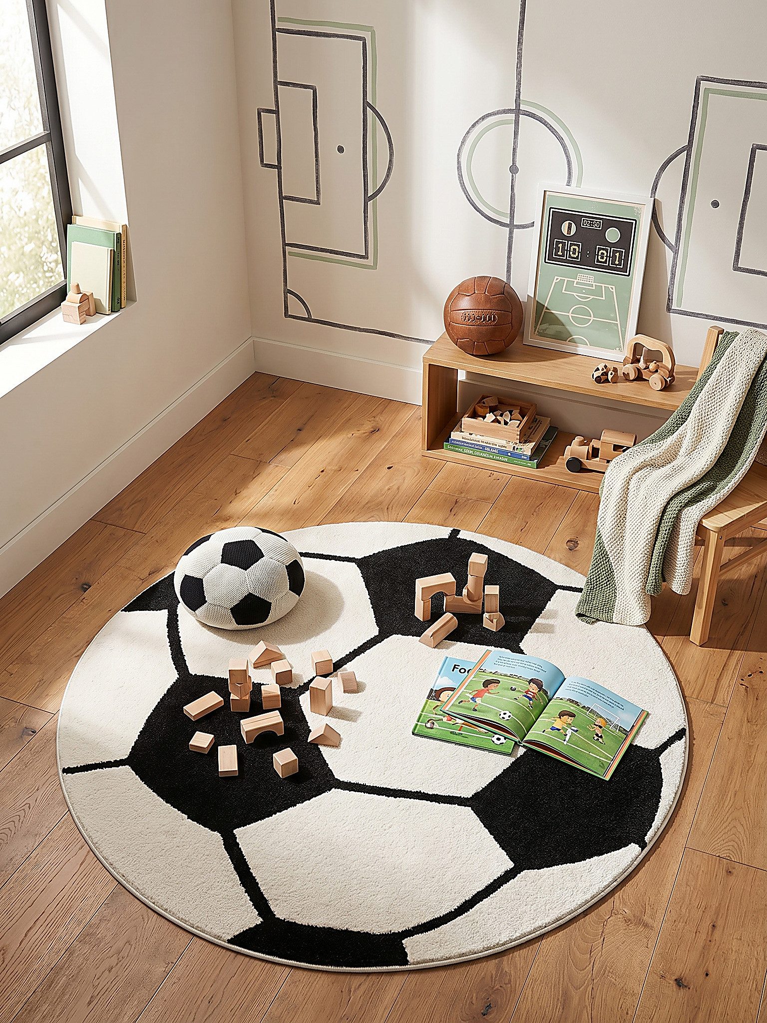 KADIMA DESIGN Kinderteppich CANAZEI Kinderteppich Schwarz-Weiß 80x80 Fußball Polypropylen, Rund, Höhe: 14 mm, Saugroboter-geeignet, Strapazierfähig, Fußbodenheizung geeignet