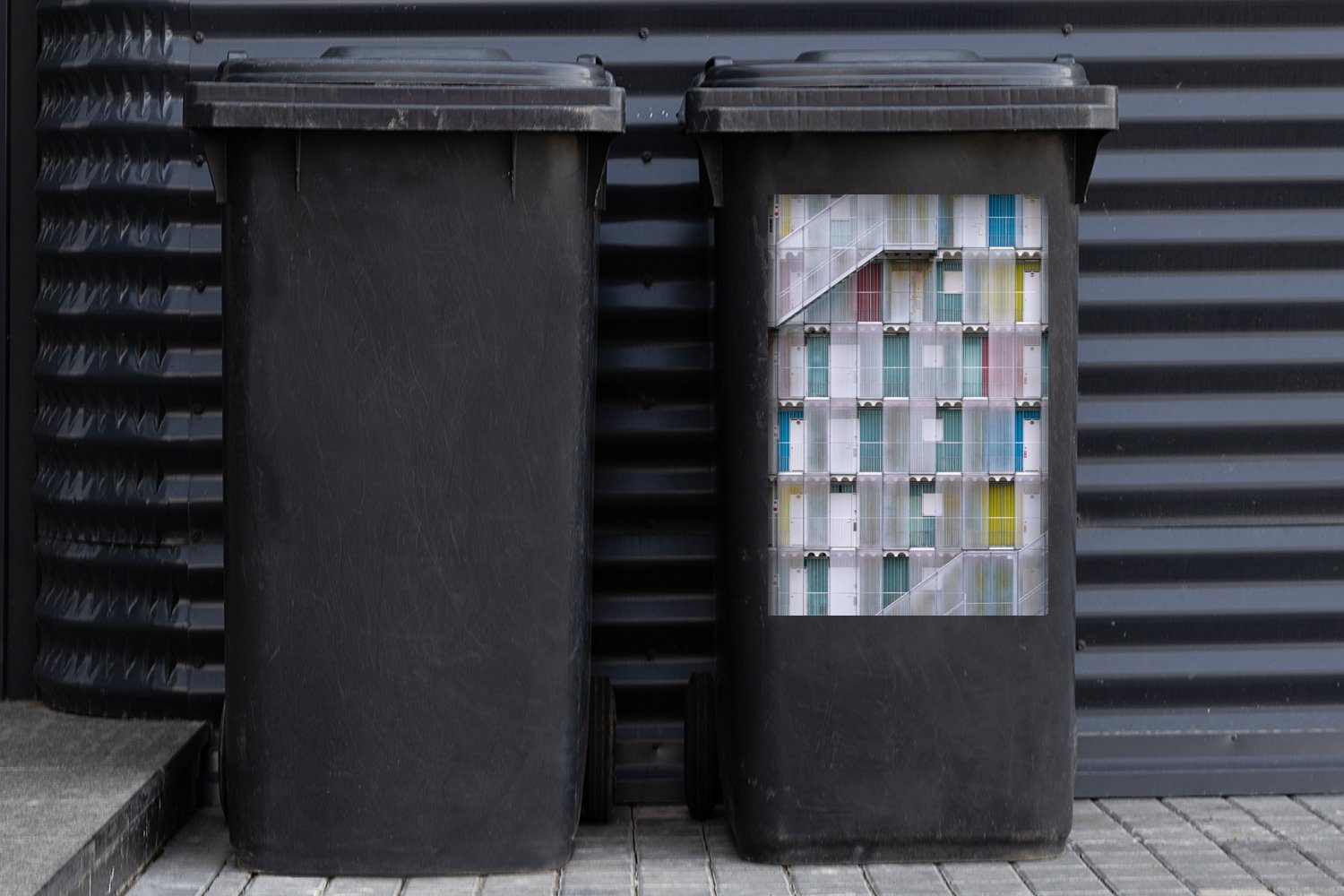 Wandsticker MuchoWow Container, Mülltonne, - Mülleimer-aufkleber, St), - (1 Wohnungen Abfalbehälter Sticker, Türen Treppe Architektur -