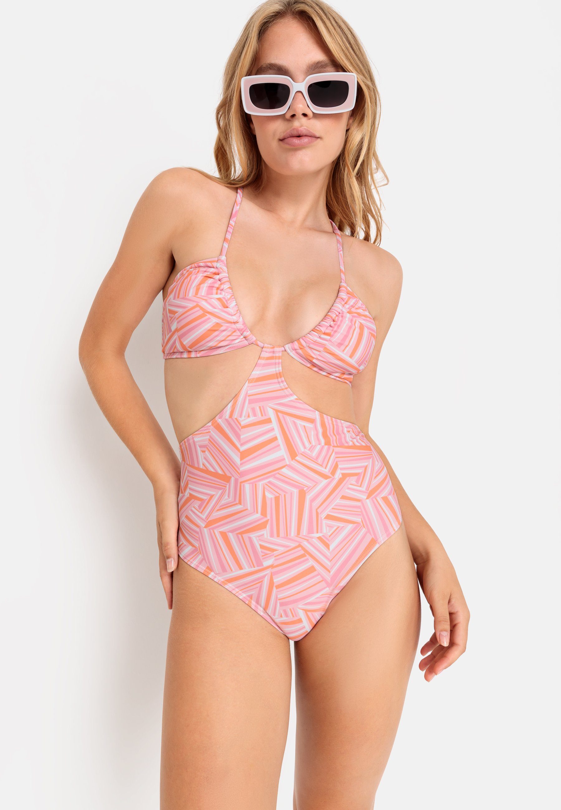 LSCN by LASCANA Badeanzug mit modischen Cut-Outs