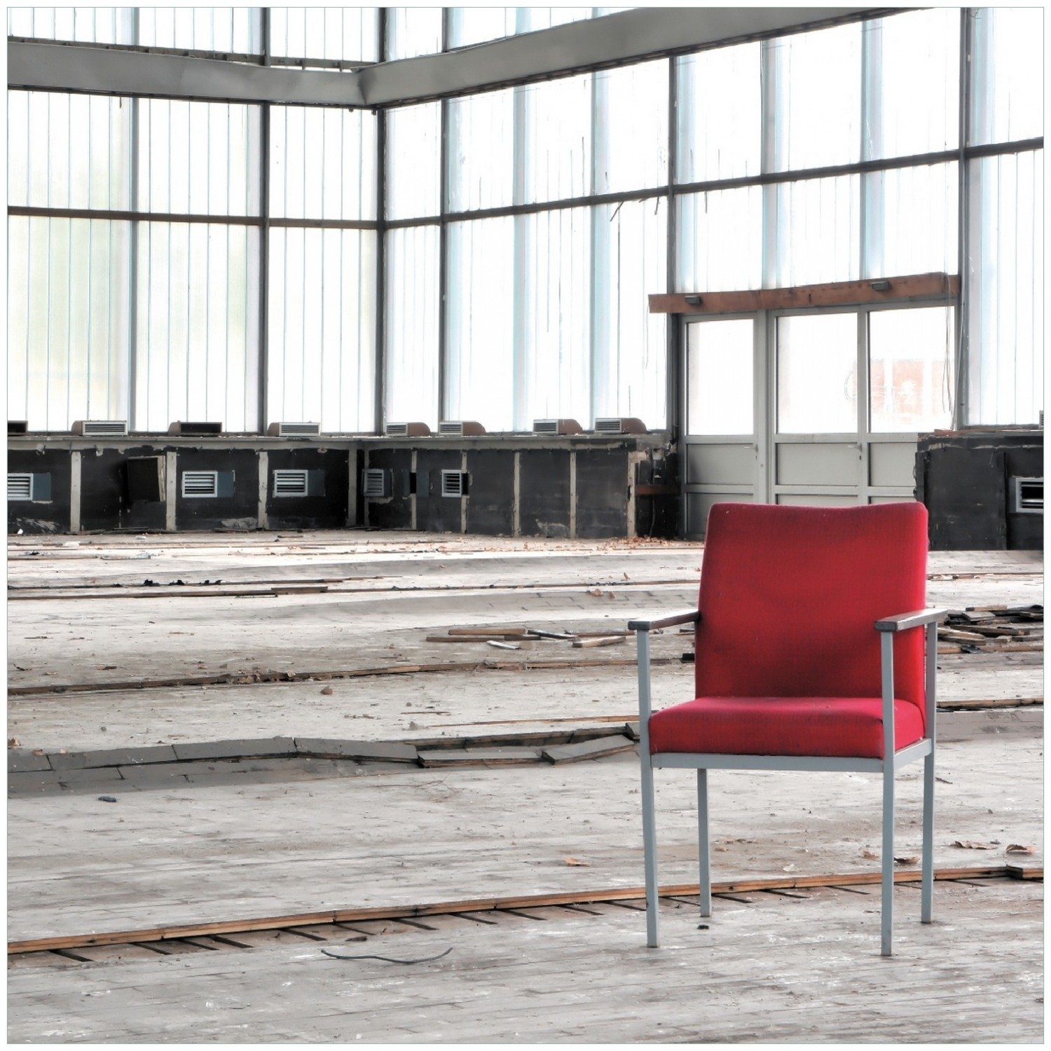 Wallario Memoboard Stille und Halle einer - Leere in alten roter ein Stuhl einsamer