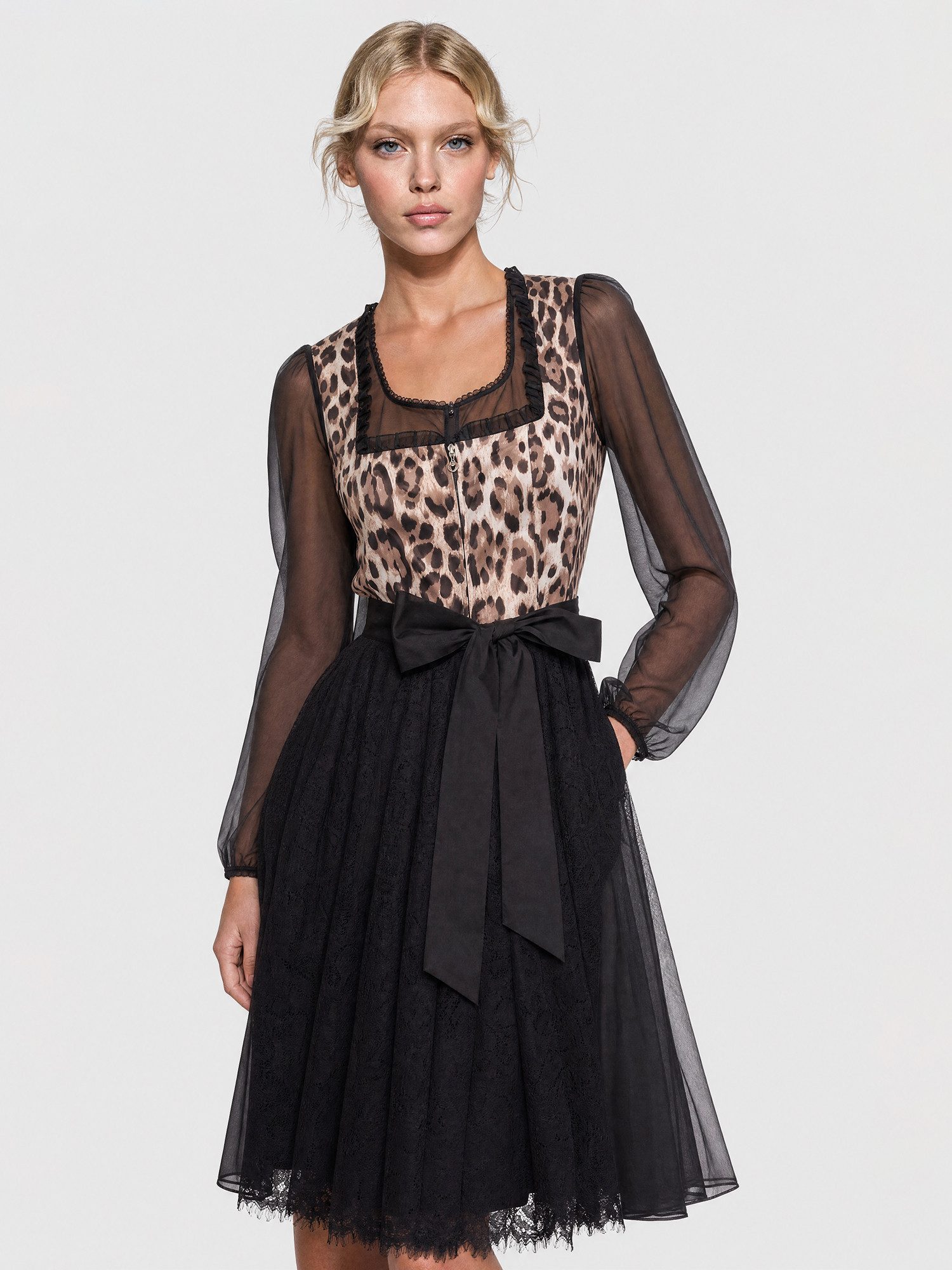 Apart Dirndl aus Satin und Organza mit Spitzenschürze