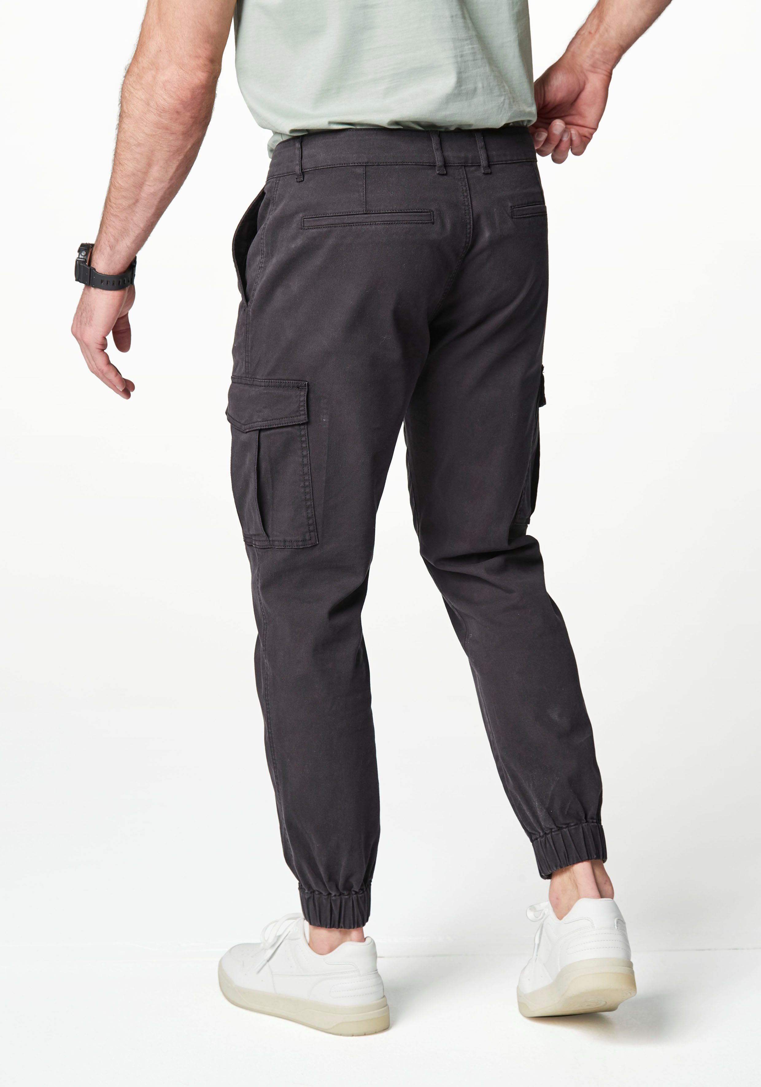 Stretchanteil AUTHENTIC eine mit für Cargohose schwarz Passform JOGGER LE bequeme