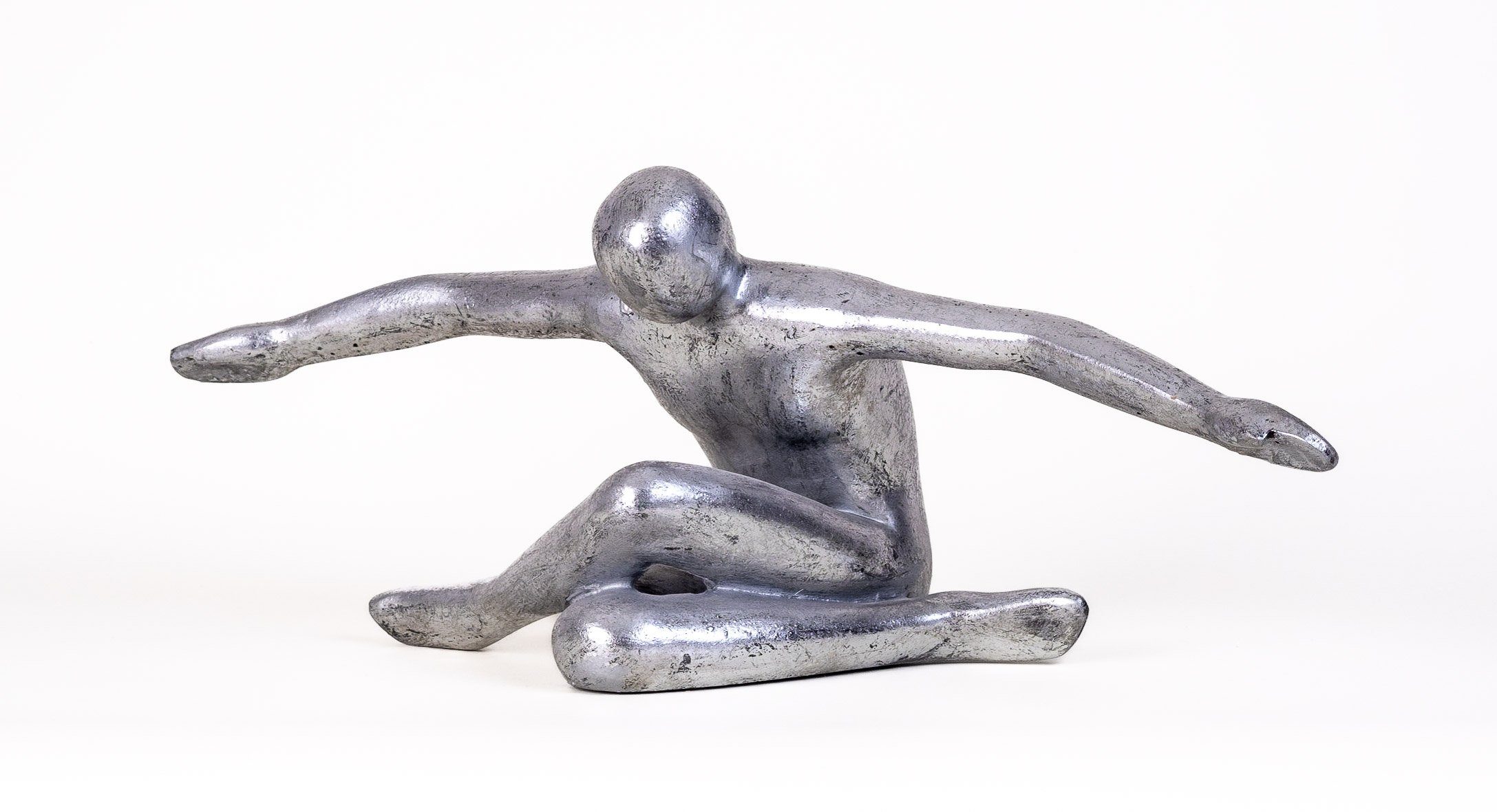 IDYL Dekofigur IDYL Sandstein-Skulptur Flying Man, Diese Figuren fallen auf durch ihre Schlichtheit und Eleganz