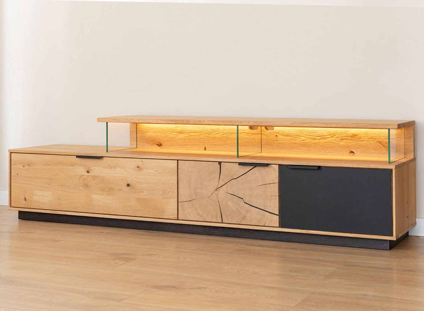 Feldmann-Wohnen Lowboard Tirano (3-türig, mit offnen Fächern, 1 St., Massivholz, geölte Oberfläche), 200x39x52cm 3-türig Eiche Natur - Absetzungen schwarz / Hirnholz