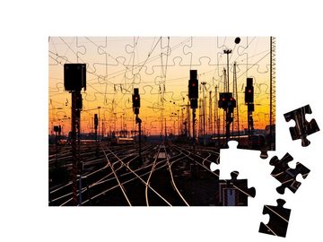 puzzleYOU Puzzle Eisenbahnschienen bei Sonnenuntergang, 48 Puzzleteile, puzzleYOU-Kollektionen Eisenbahn