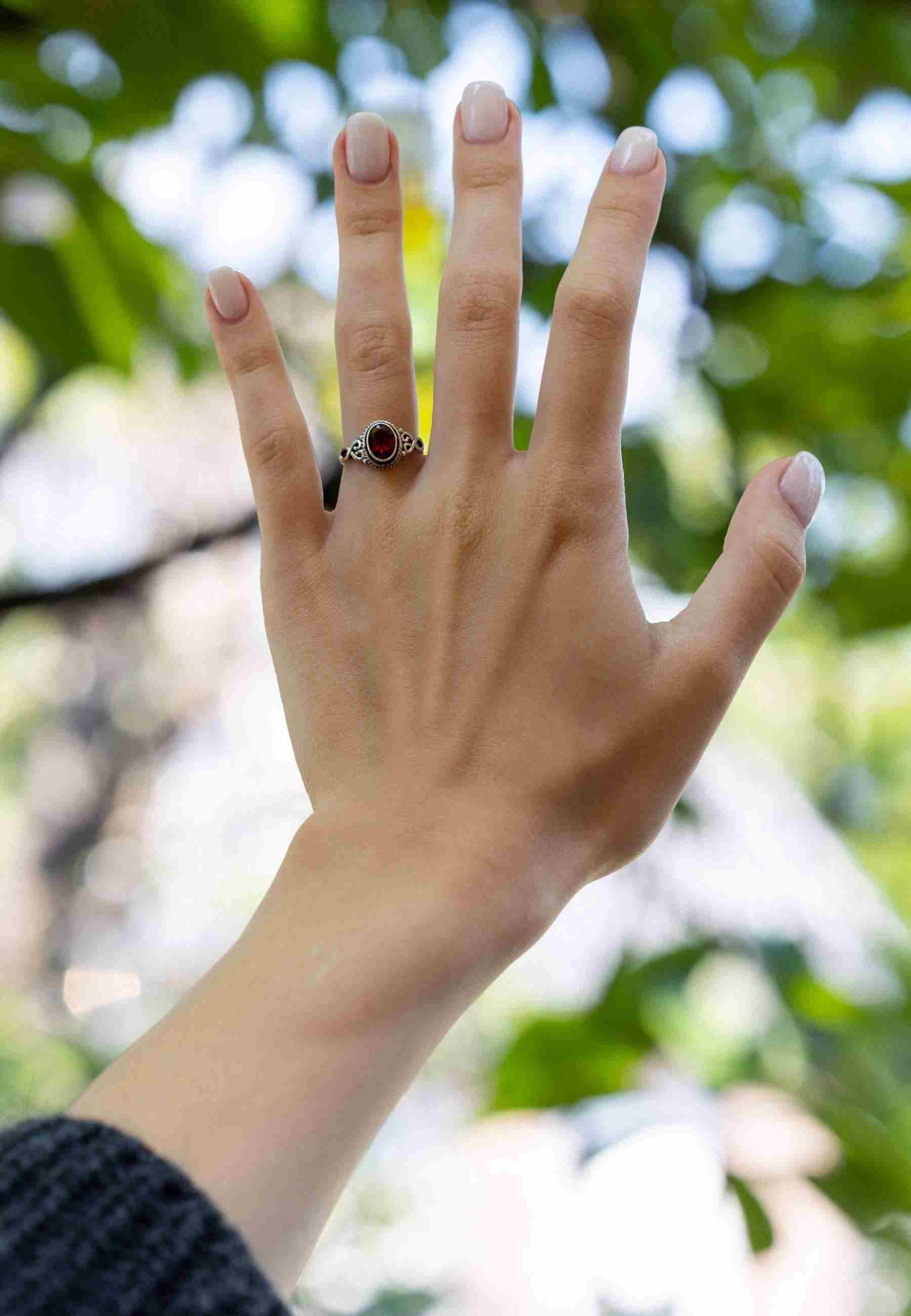 mantraroma Silberring BAGHIMI oval aus 925 Silber mit Granat facettiert (Ri günstig online kaufen