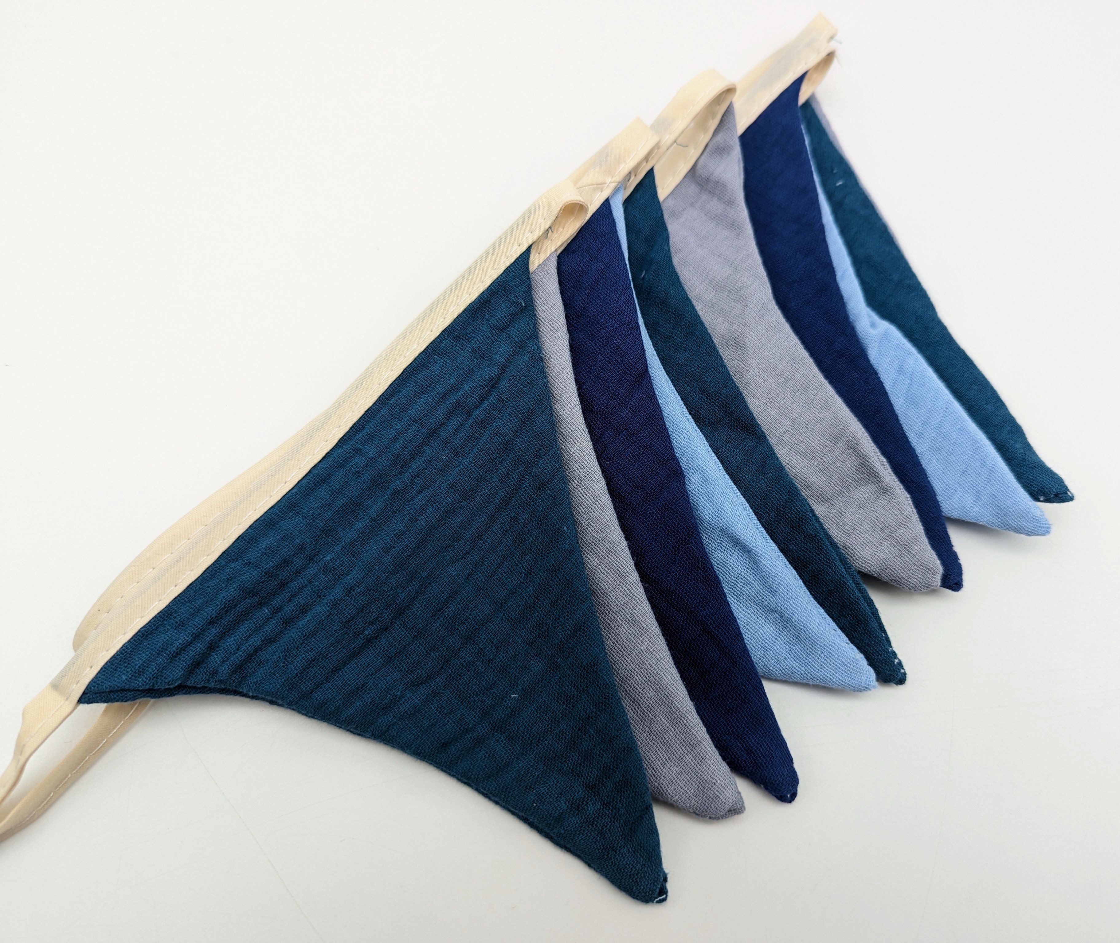 Aurelie Wimpelkette Bunte Wimpelkette JIM aus Musselin, dunkelblau/türkis/hellblau/blau, Kinderzimmer Deko