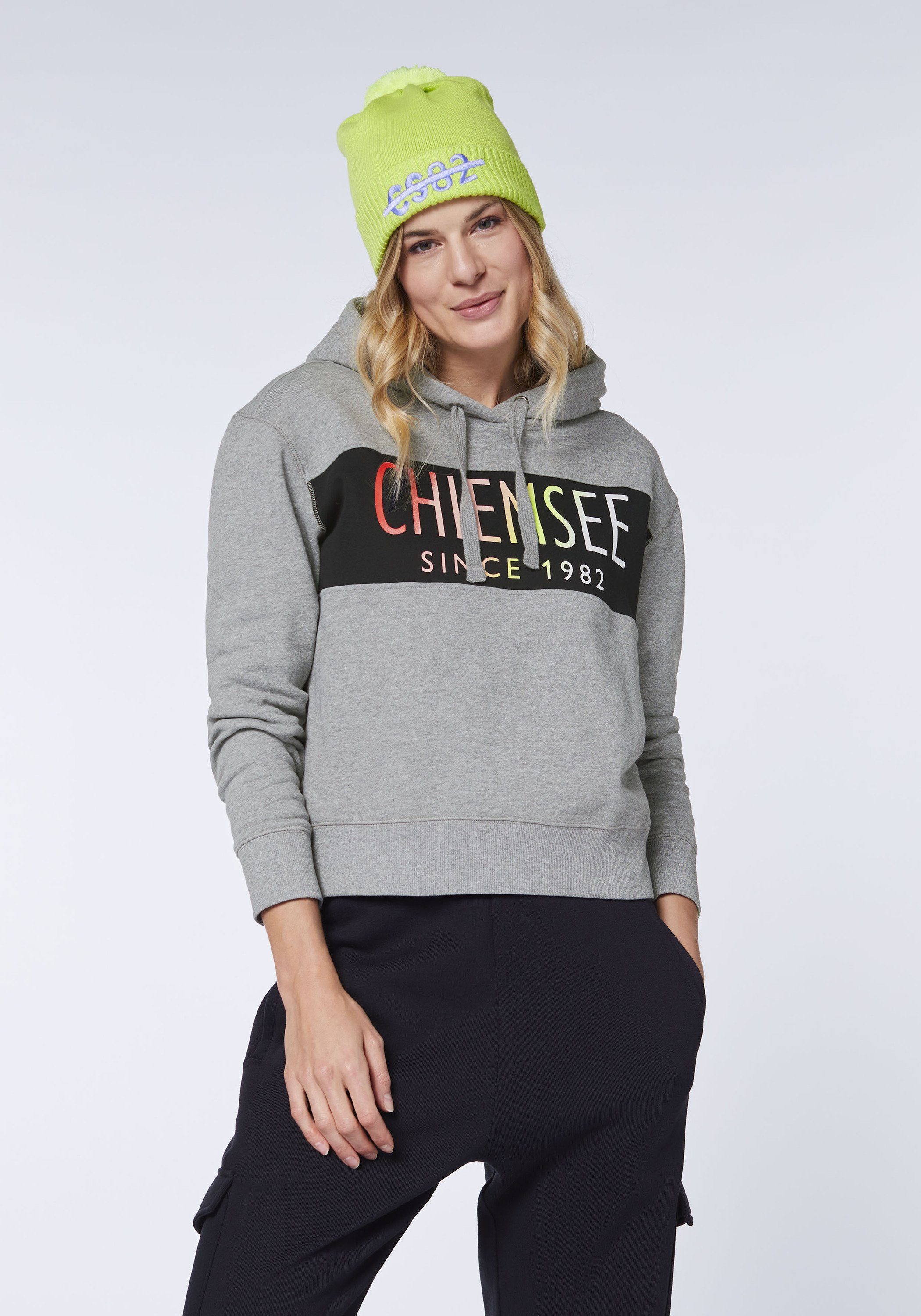 Logo-Schriftzug Kapuzensweatjacke Chiemsee Hoodie mit mittel grau 1 im Farbverlauf