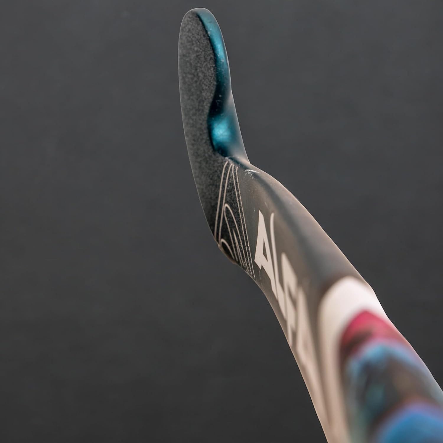 ALFA Eishockeyschläger AX4 Hockeyschläger 36,5" Grün Carbon-Komposit mit Tasche & Ball (Feldhockeyschläger-Set mit Schlägertasche & Hohlball, 36,5", 40 % Carbon Composite, Farbe: Green Spark, Unisex) Scoop Bend für Drag Flicks, ergonomischer Griff, leicht & robust