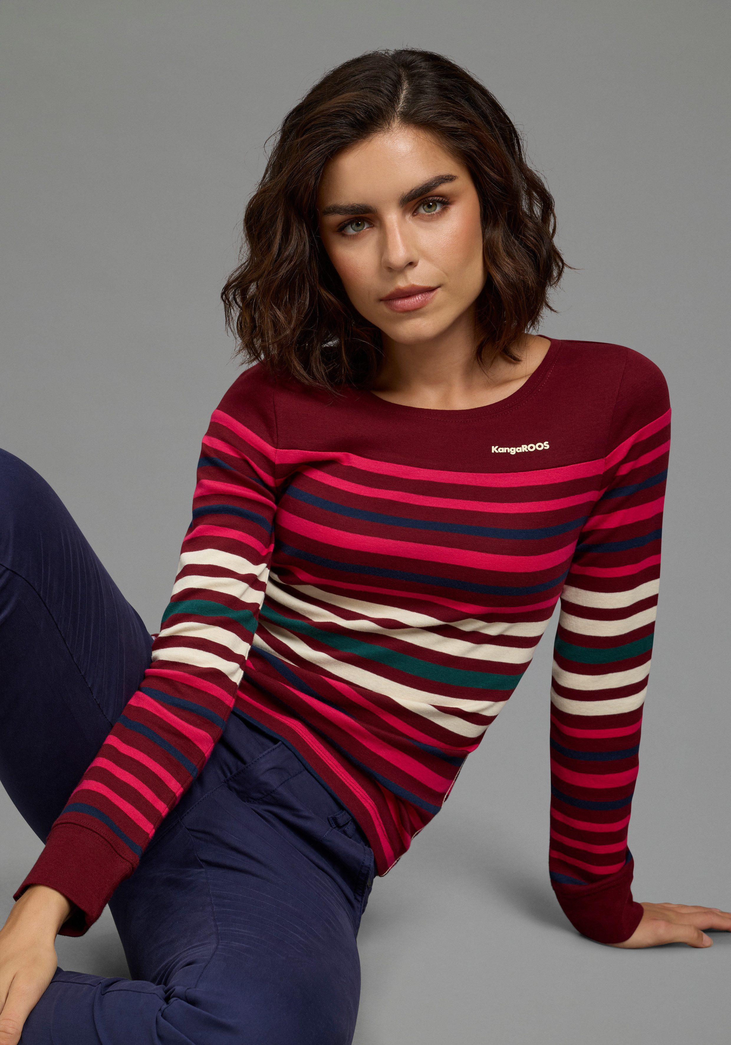 KangaROOS Langarmshirt mit Rundhals, hüftbedeckende Länge, figurbetonte Passform. € 29,99, (€ 29,99 pro 1 Stk).