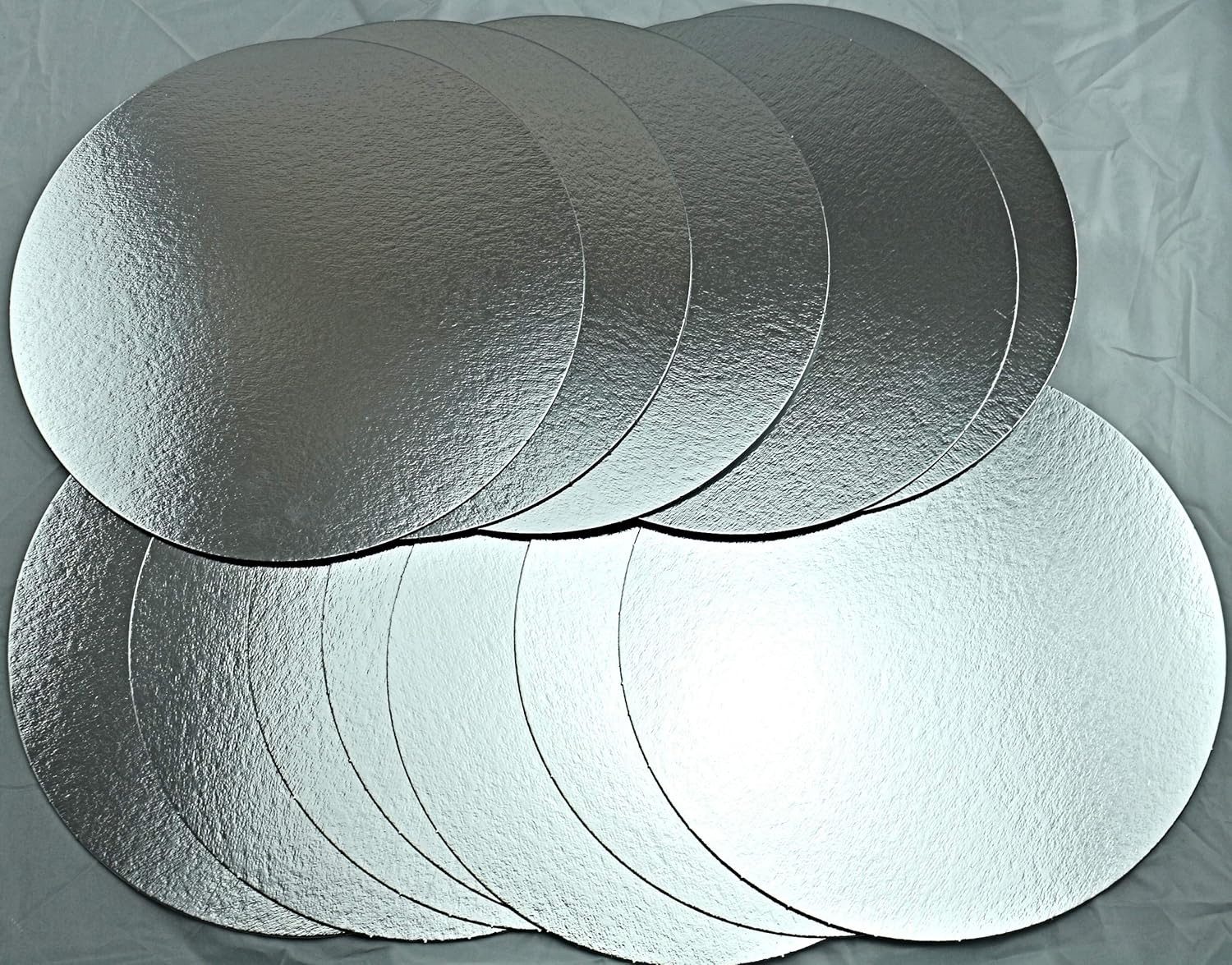 LYSCO Tortenplatte SET Tortenunterlagen Pappe rund - Silber Ø 28+30+32 cm, Tortenunterlagen aus 100 % Frischfaserkarton, (auch geeignet für Kuchen, Deserts, Teilchen uvm, in unterschiedlichen Farben erhältlich), Einseitige Silberfolienbeschichtung verhindert das Durchnässen