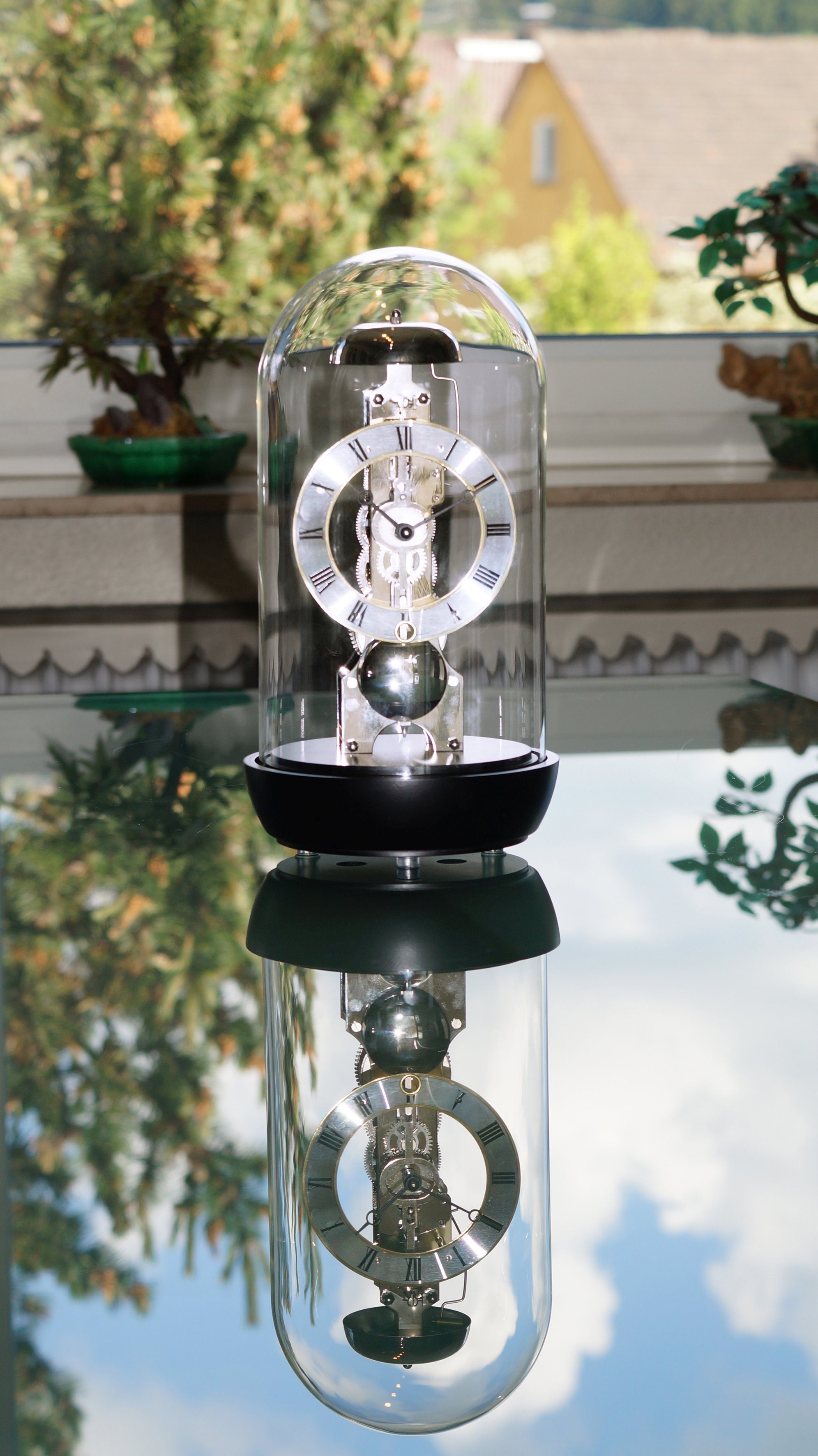Hermle Pendeltischuhr Skelettwerk verchromt mit stündlichem Schlag auf Glocke 23019-740791