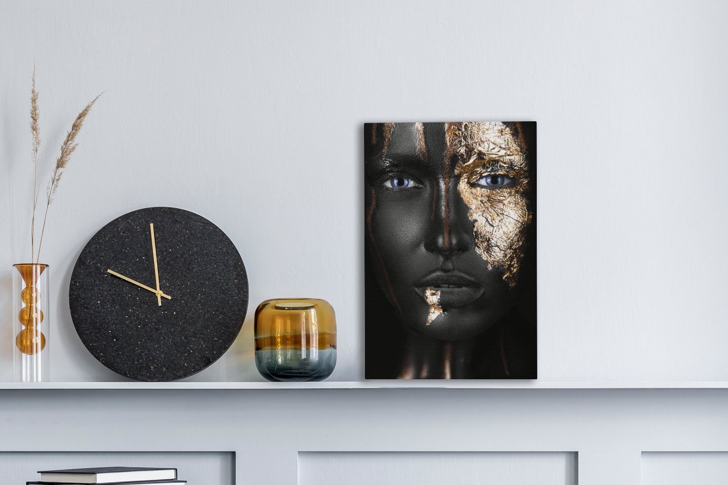 OneMillionCanvasses® Leinwandbild Frau inkl. Gemälde, cm fertig St), und Zackenaufhänger, - Gold, (1 Schwarz 20x30 bespannt Leinwandbild
