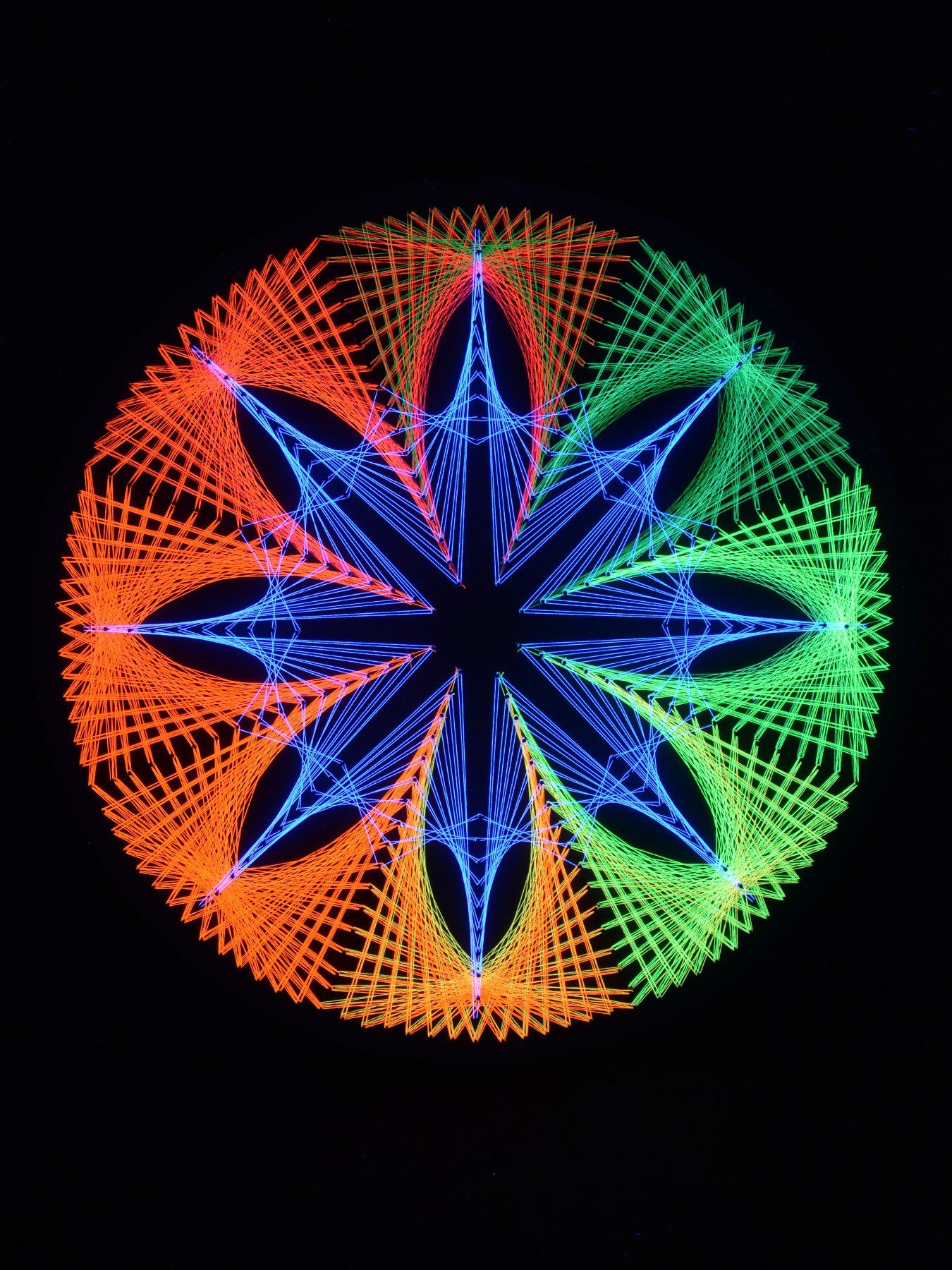 40cm, UV-aktiv, Schwarzlicht PSYWORK unter Dekoobjekt Fadendeko StringArt 2D "Fluo leuchtet Cornflower", Kreis Schwarzlicht