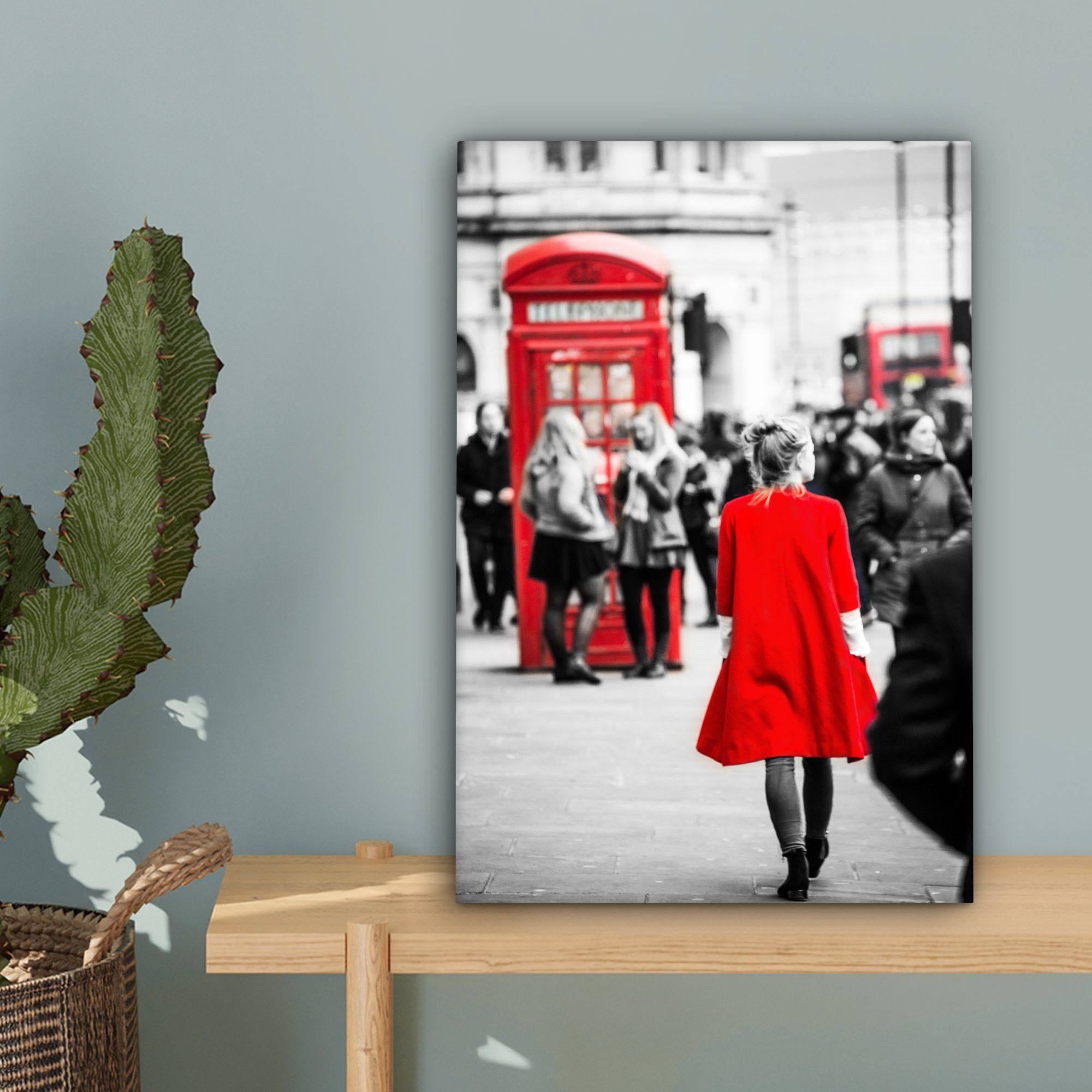 Jacke, in OneMillionCanvasses® Leinwandbild fertig Frau Schwarz-Weiß-Foto einer 20x30 inkl. die, durch die Leinwandbild einer St), Gemälde, (1 bespannt cm Zackenaufhänger, roten