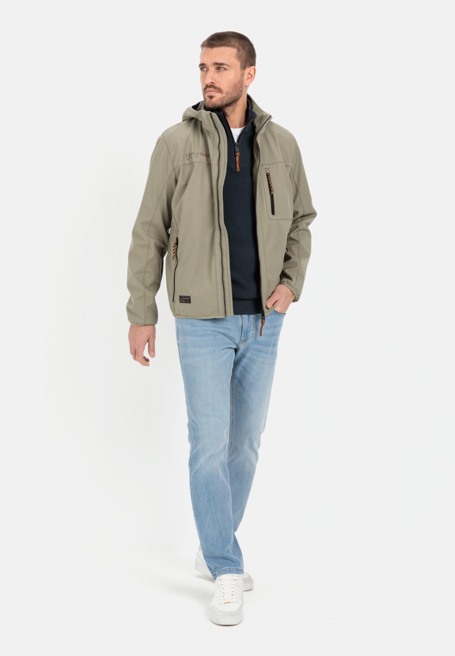 camel active Softshelljacke aus recyceltem Polyester Markenlabel