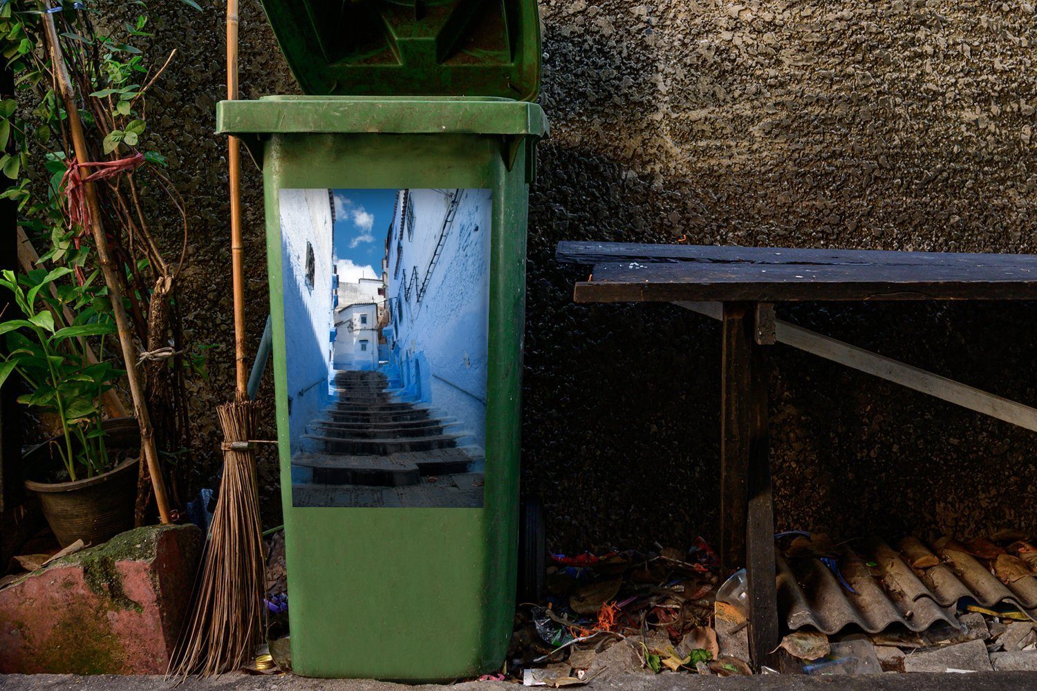 Sticker, Chefchaouen MuchoWow Wandsticker St), Mülltonne, (1 Abfalbehälter der marokkanischen Stadt Treppe Mülleimer-aufkleber, in Container,
