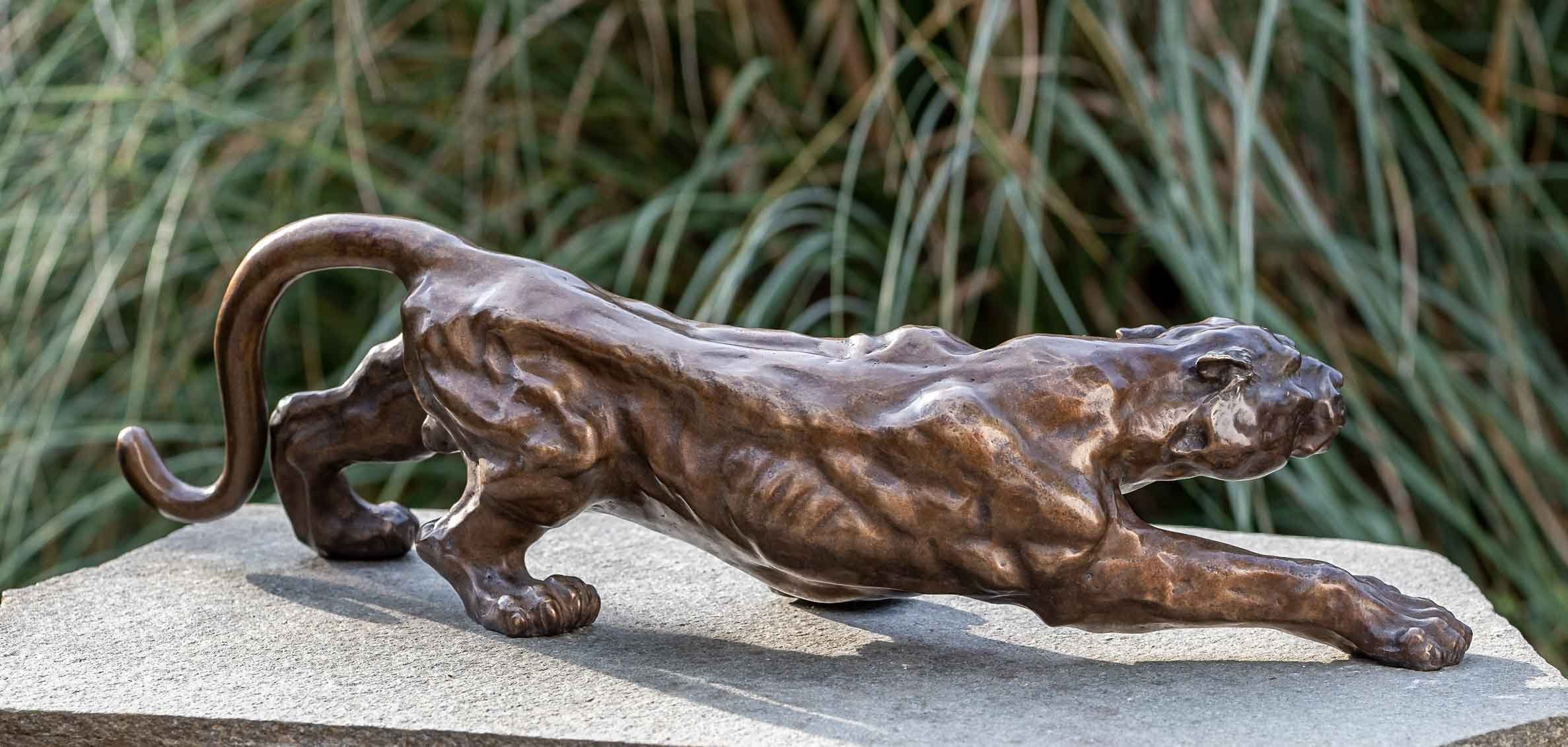 gegen Bronze von sehr – Regen in und Frost, patiniert. Jaguar, Modelle – werden Gartenfigur Bronze-Skulptur IDYL Die Langlebig Wachsausschmelzverfahren und – witterungsbeständig robust UV-Strahlung. in IDYL gegossen Bronze Hand
