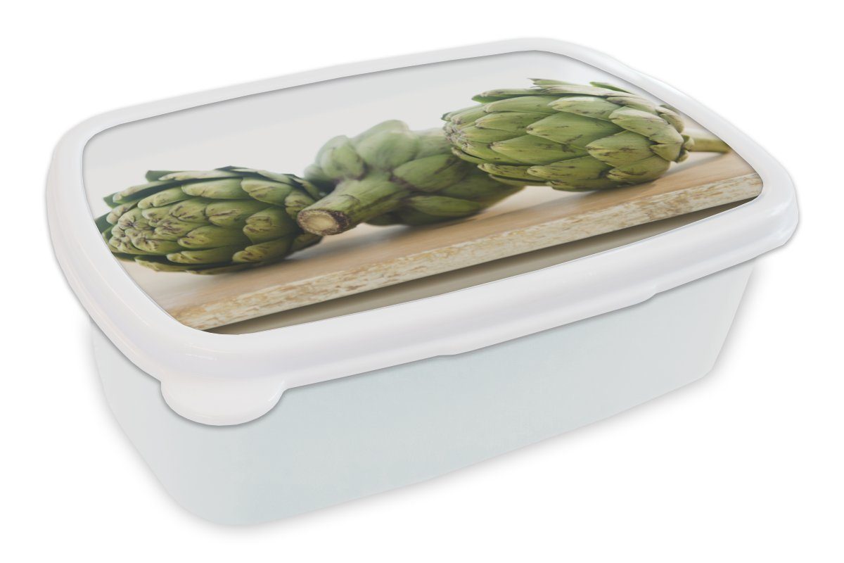 MuchoWow Lunchbox Drei Köpfe einer Artischocke (Cynara scolymus) auf einem Holzbrett, Kunststoff, (2-tlg), Brotbox für Kinder und Erwachsene, Brotdose, für Jungs und Mädchen weiß