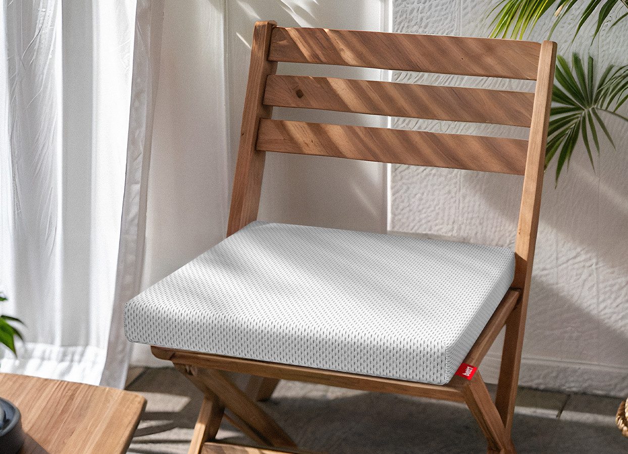 bett1.de Stuhlkissen BODYGUARD Sitzkissen, luftiger Schaumkern, Bezug waschbar bei 60° C, 2 Stück