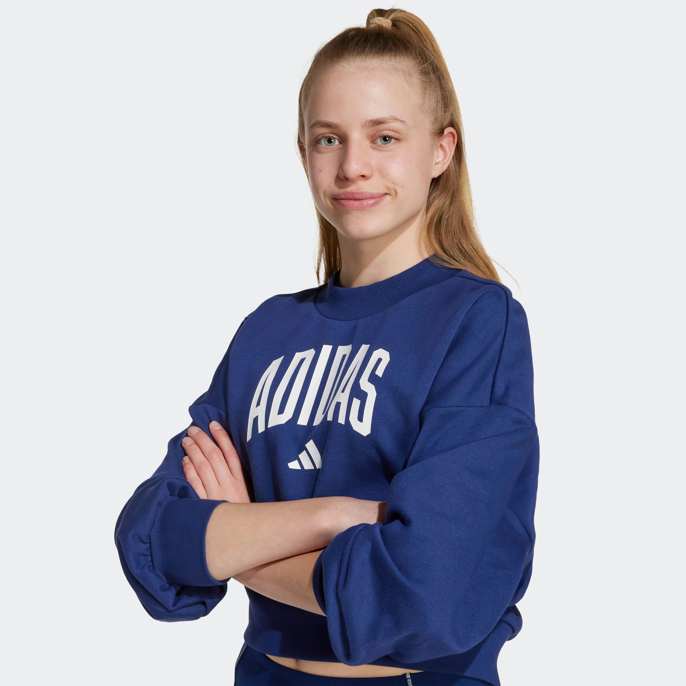 adidas Sportswear Sweatshirt SEASONALS ESSENTIALS COLLEGIATE TYPOGRAPHY CREWNECK KIDS sportlicher Stil, ohne Verschluss, mit Rundhalsausschnitt