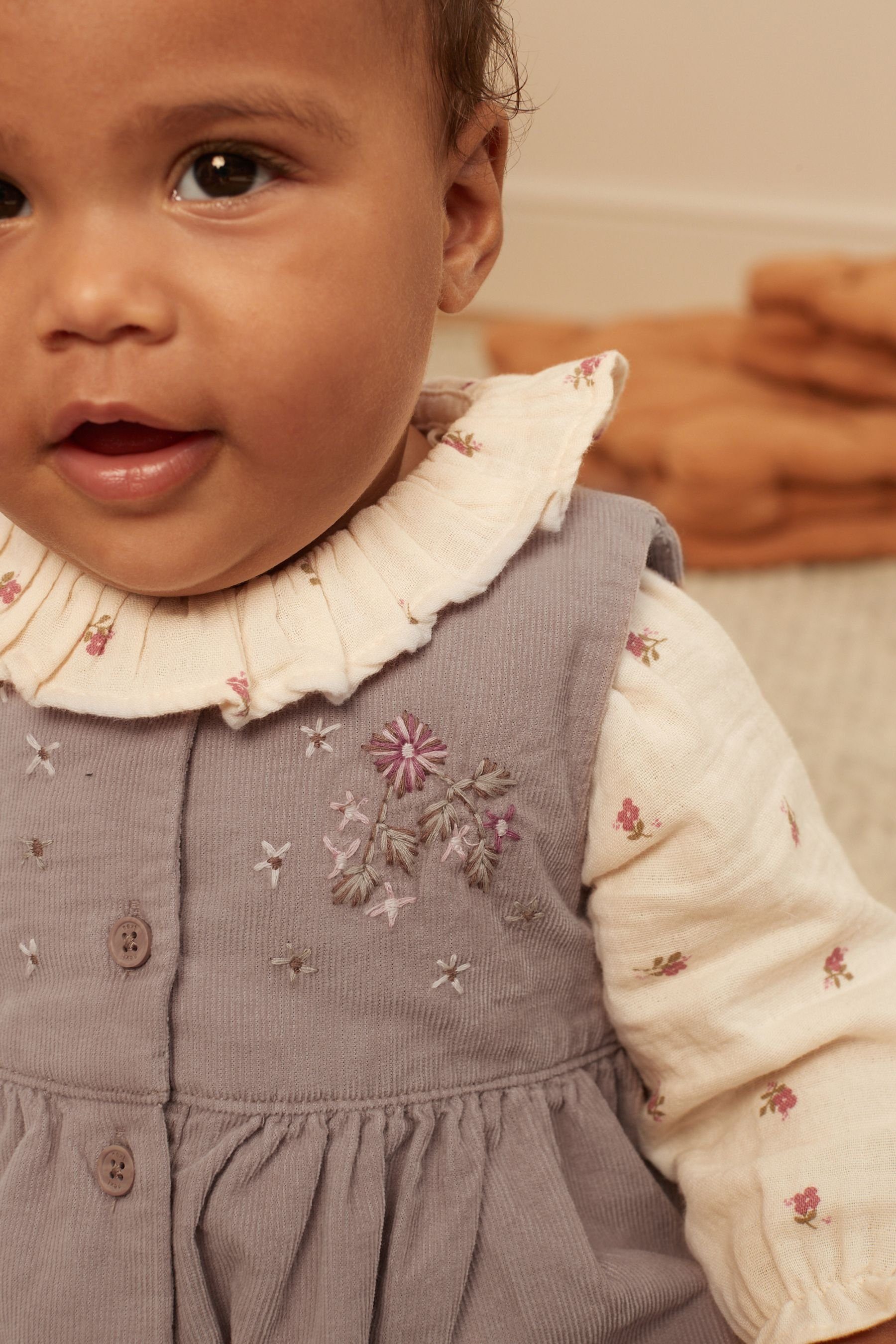 Bodysuit Baby-Set Latzkleid mit Next Embroidered Trägerkleid Pink (3-tlg) und 3er