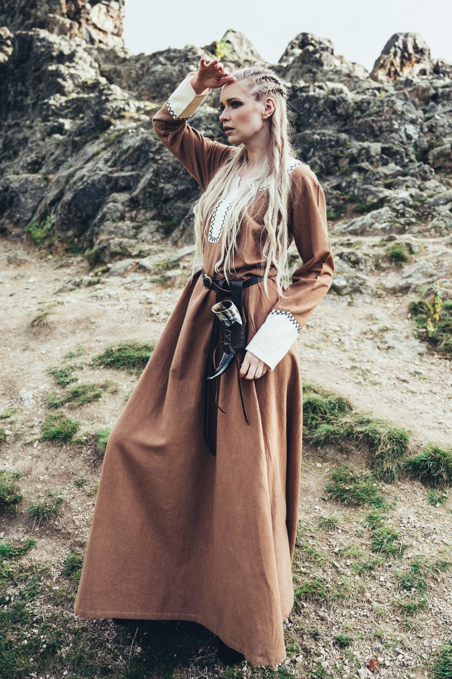 Leonardo Carbone Wikinger-Kostüm Kleid "Freya" mit Handstickerei, zweifarbiges Design, hochwertige Baumwolle