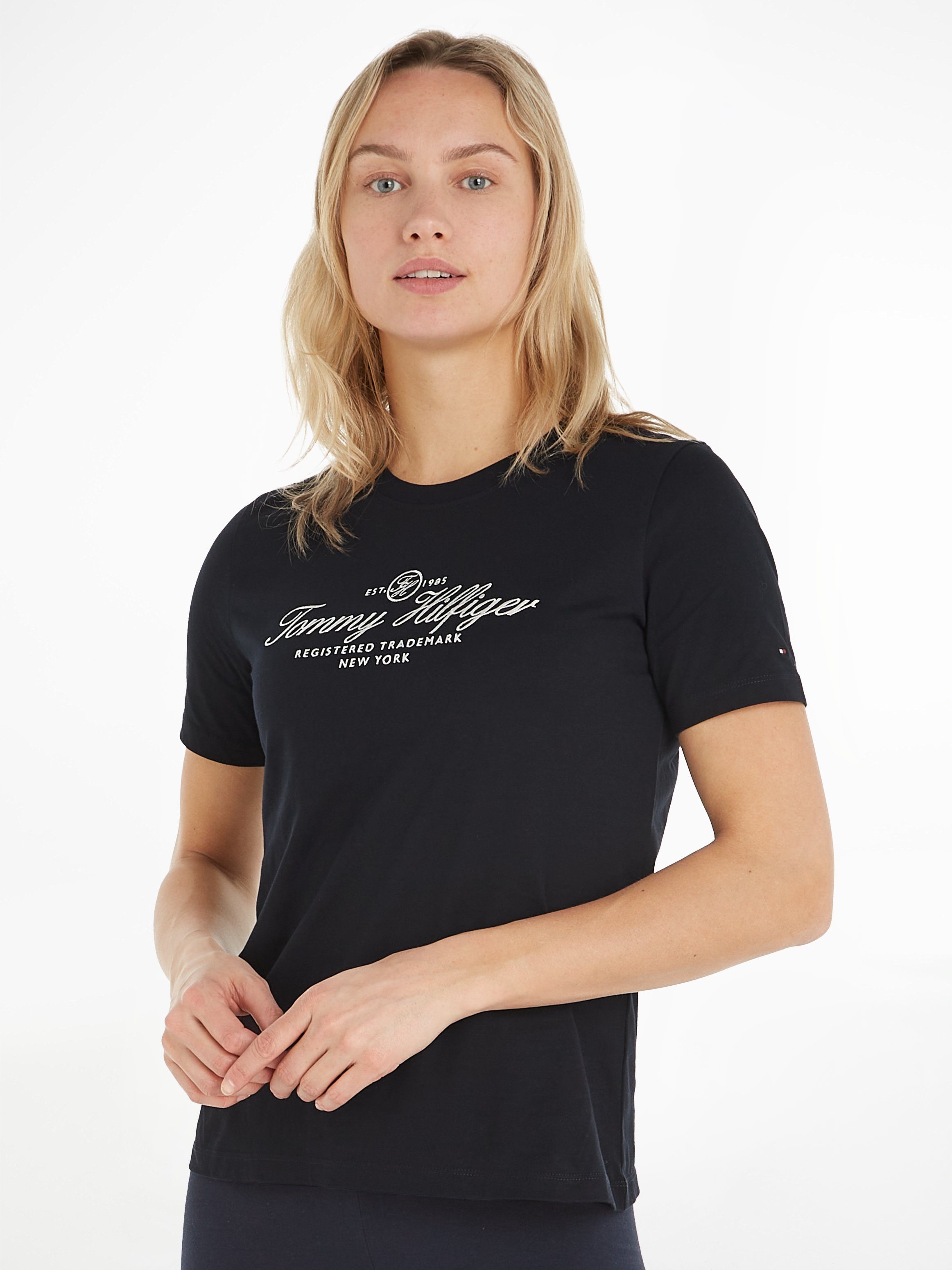 dem dezentem SS C-NK Tommy Ärmelabschluss HILFIGER Hilfiger T-Shirt REG Markenlabel mit auf SCRIPT