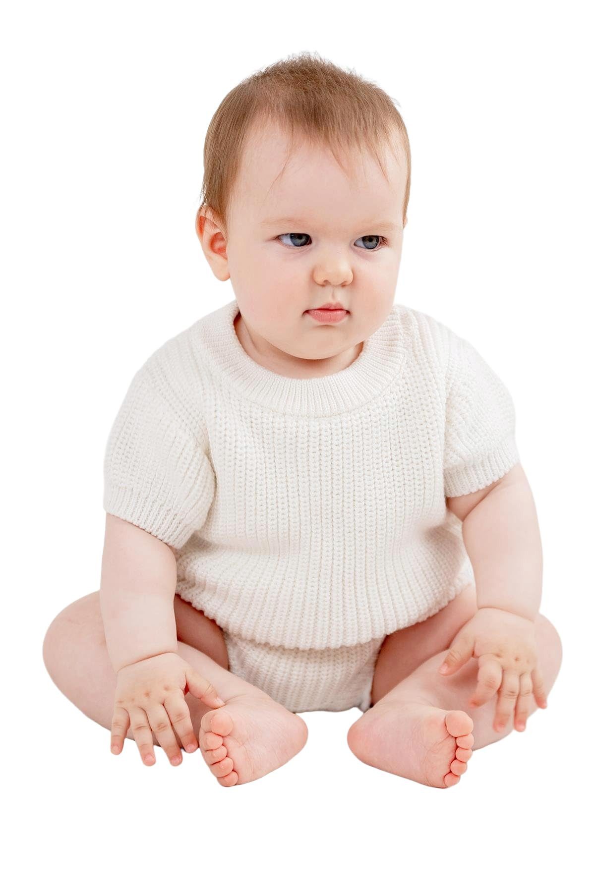 Minora Strickkleid Minora Exquisites Baby Strick-Set, Pullover und Shorts