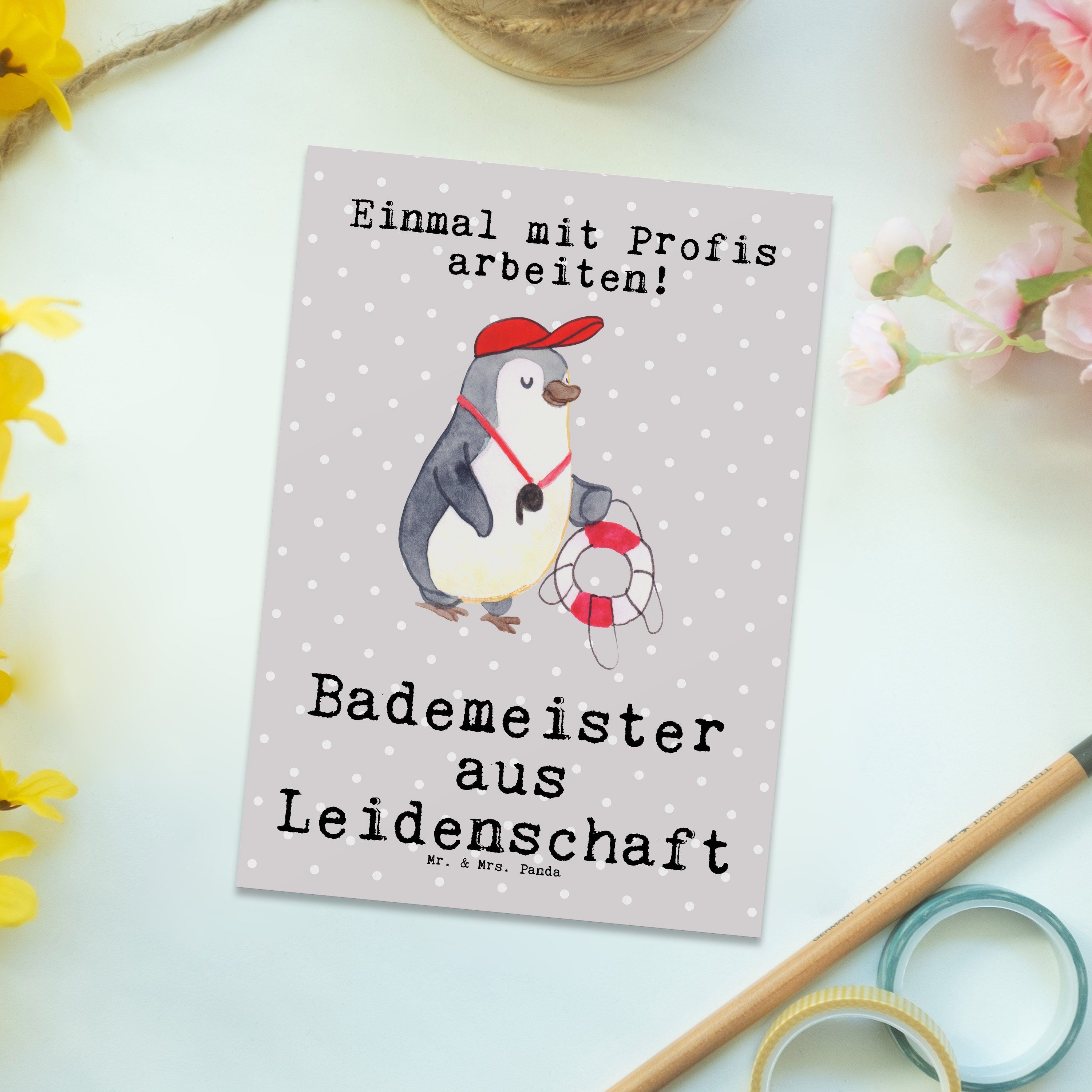 Mr. & Mrs. Panda Postkarte - aus Leidenschaft - Bademeister Geschenk, Grau Pastell Schwimmschule