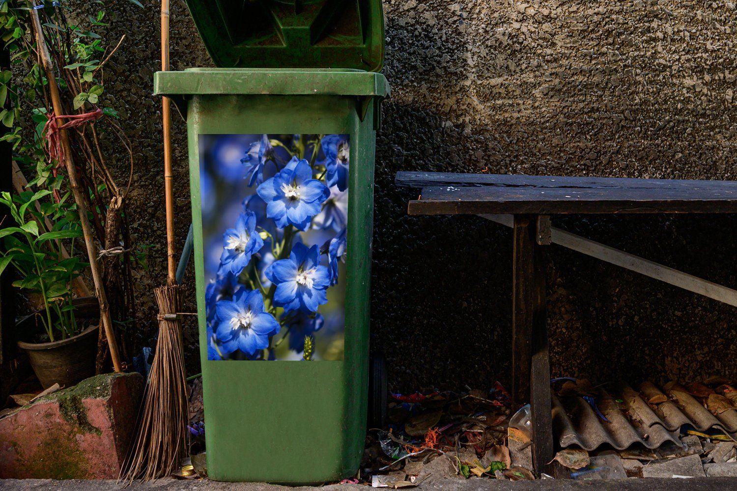 in Mülleimer-aufkleber, Rittersporn Abfalbehälter St), Wandsticker im Blüte Blauer MuchoWow Sticker, (1 Sommer Mülltonne, Container,