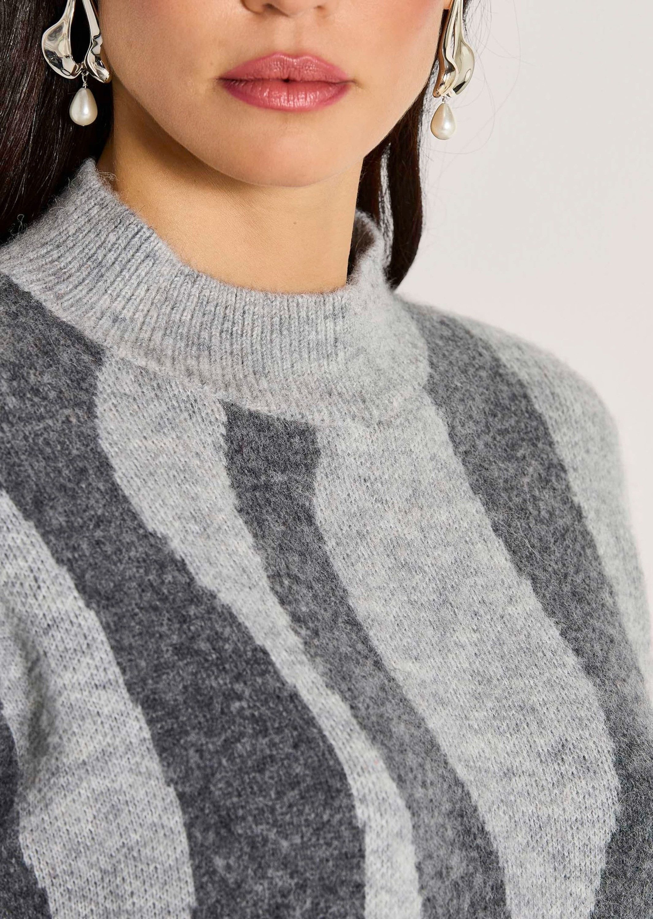 MADELEINE Strickpullover Stilvoller Strickpullover mit modernem Allover-Muster Wollpullover mit Stehkragen, Rippenbündchen und Langarm