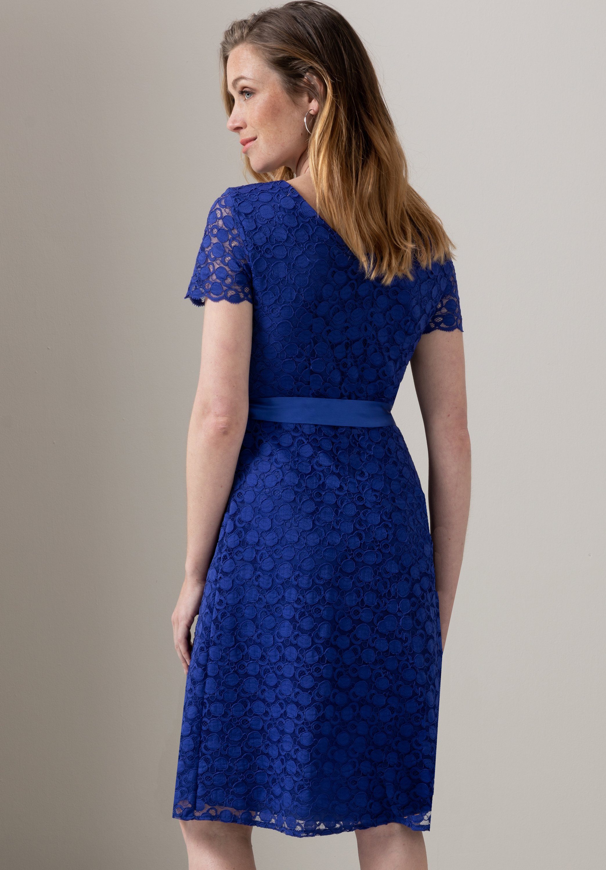 bianca Spitzenkleid DARCEY in angesagter Trendfarbe und femininer Form