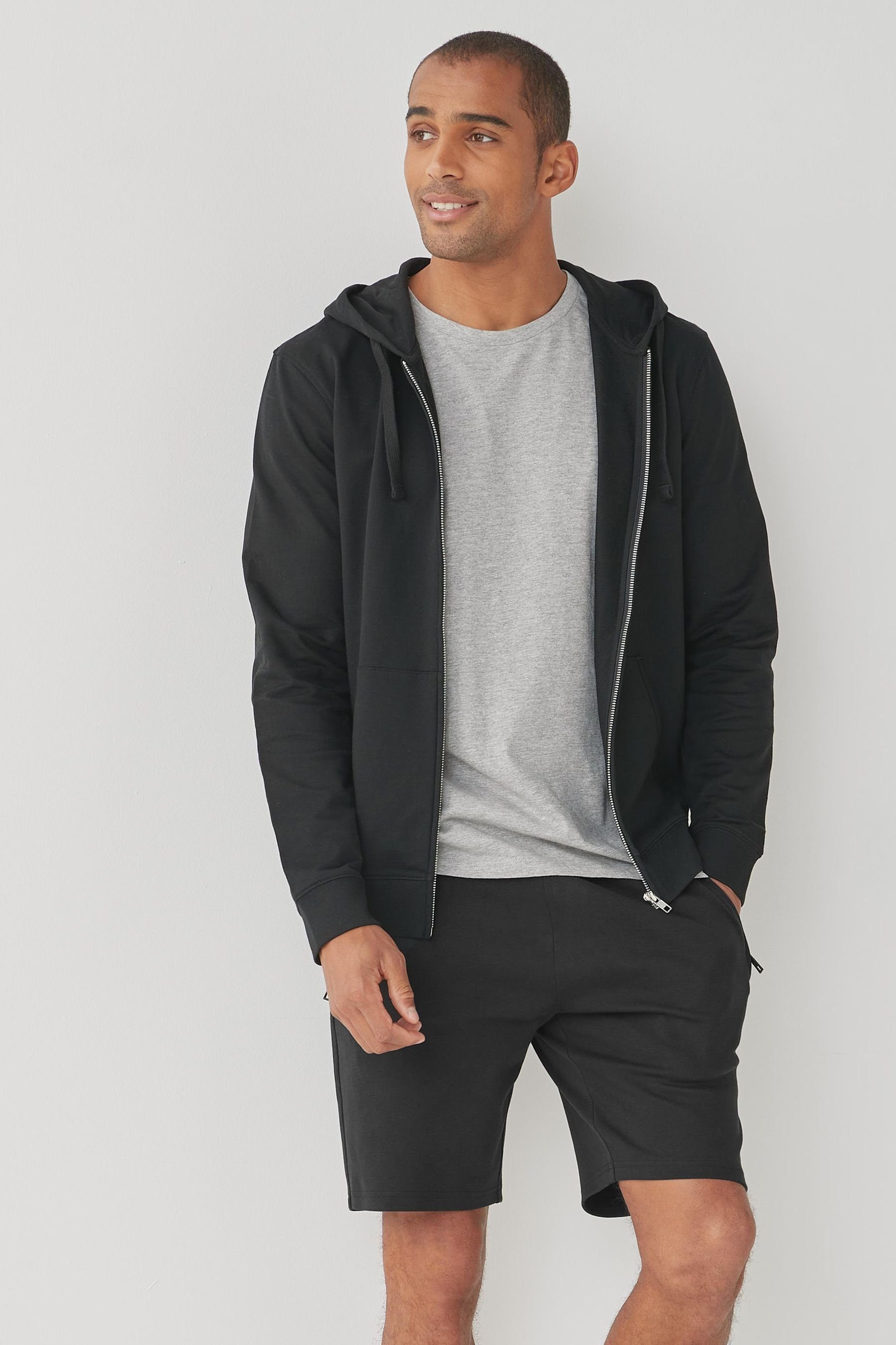 Next Sweatshorts Jersey-Shorts mit (1-tlg) Reißverschlusstaschen-Slim Black Fit