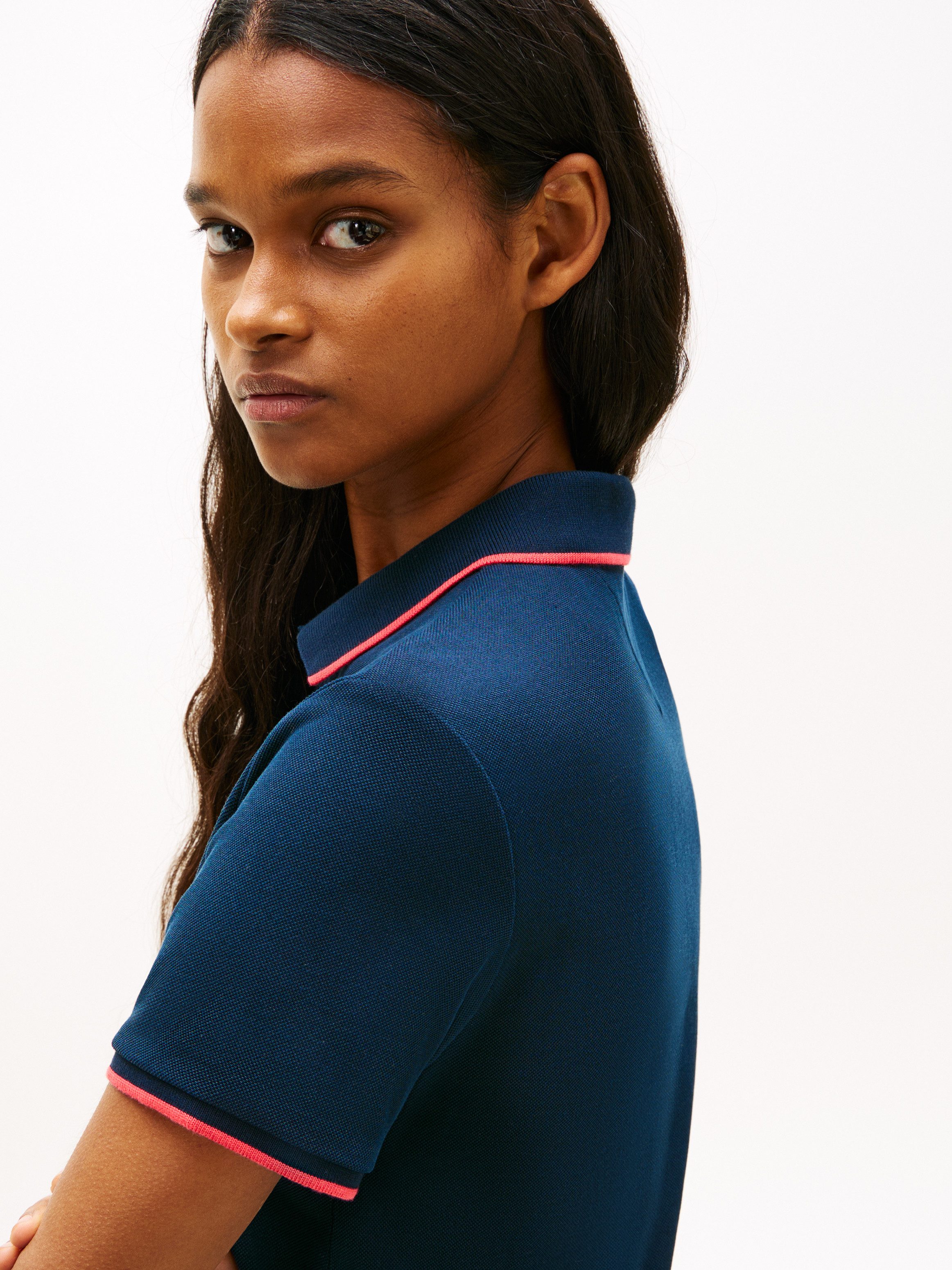 Tommy Jeans Polokleid TJW BADGE PLEAT PIQUE DRESS EXT mit Kontrastdetails, entspannte Passform