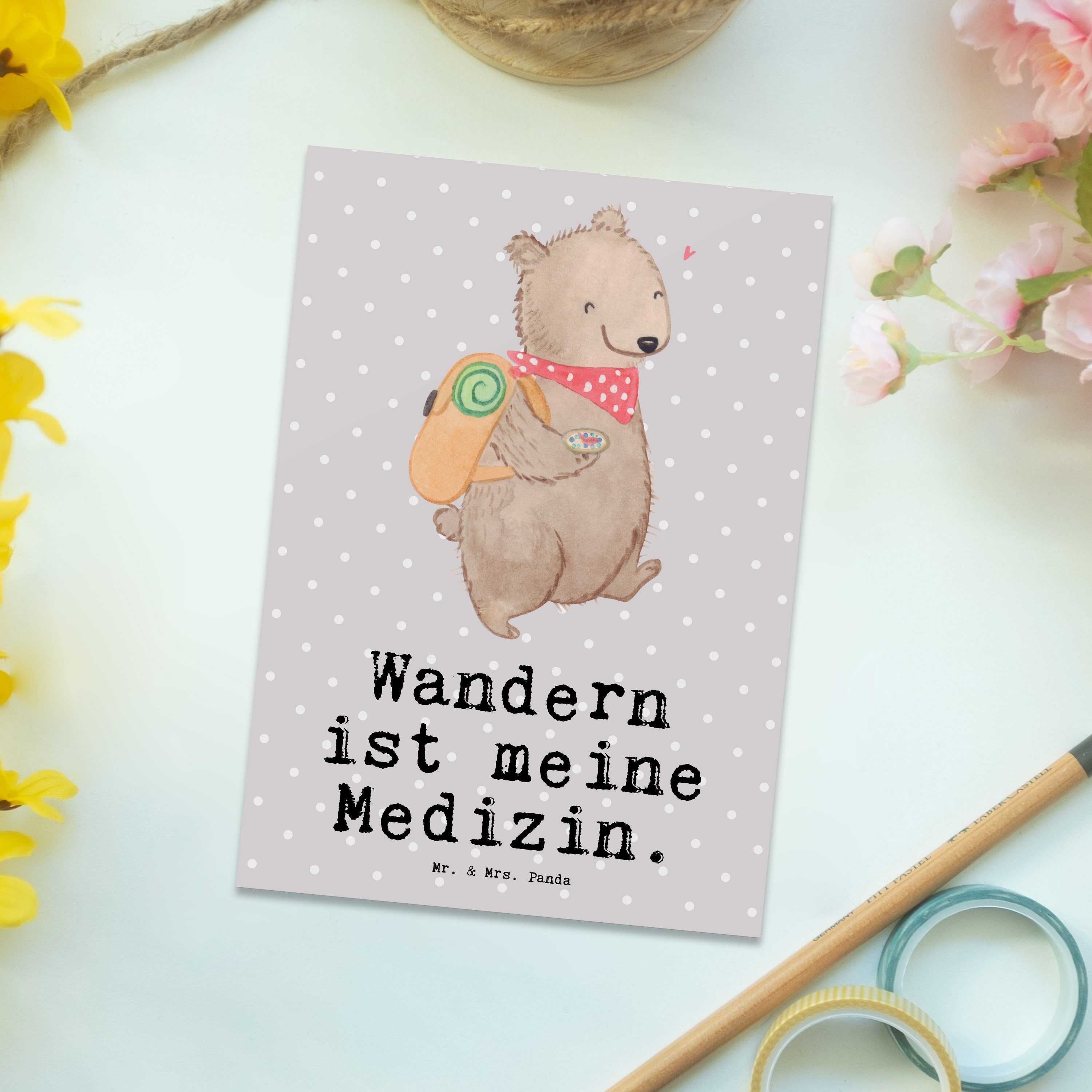 Mr. Wandern - Medizin Bär Postkarte Panda Pastell Grau & Geschenk, Mrs. Einladung - Bergsteigen,